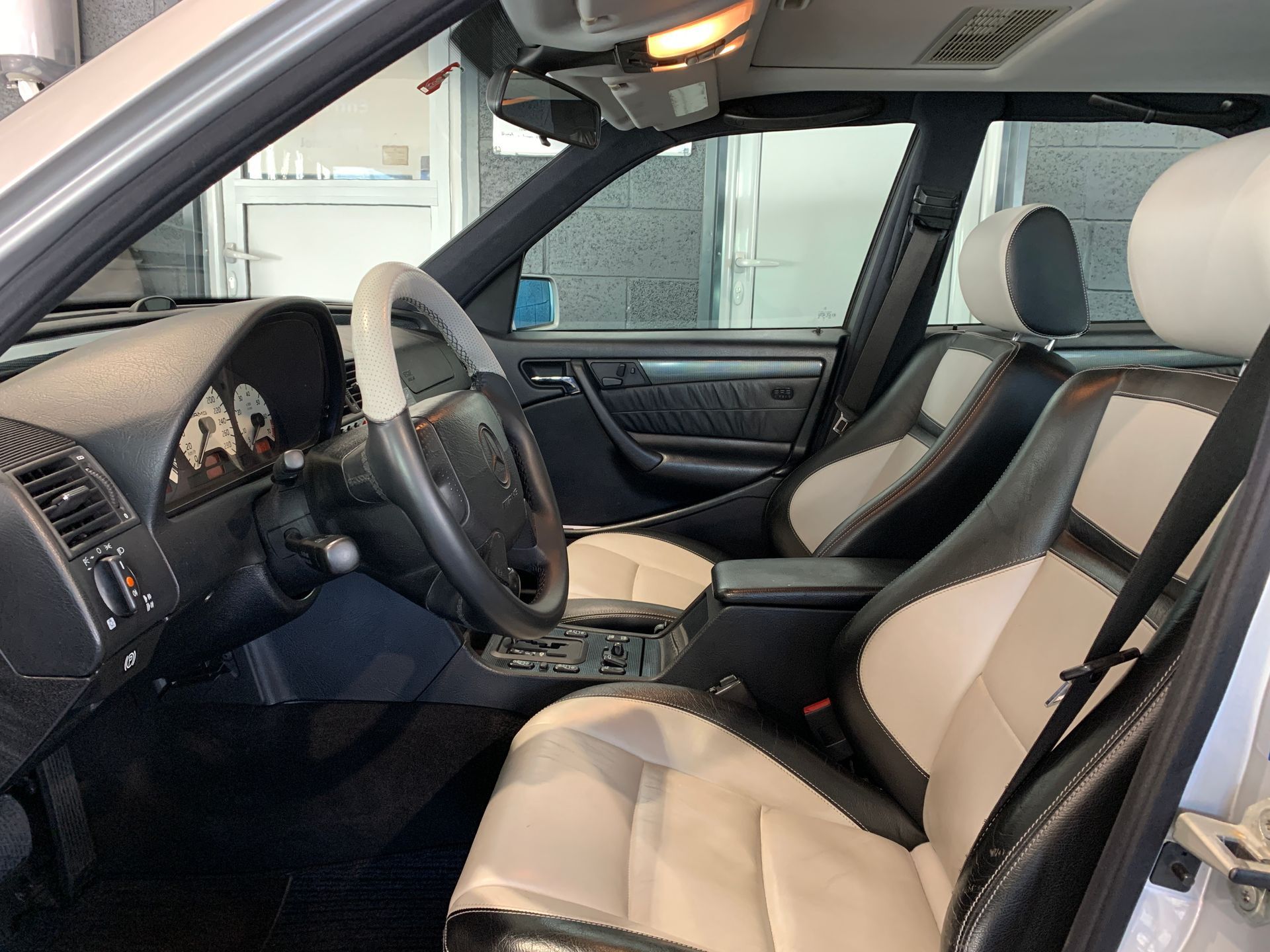 L'intérieur d'une voiture avec deux sièges et un volant