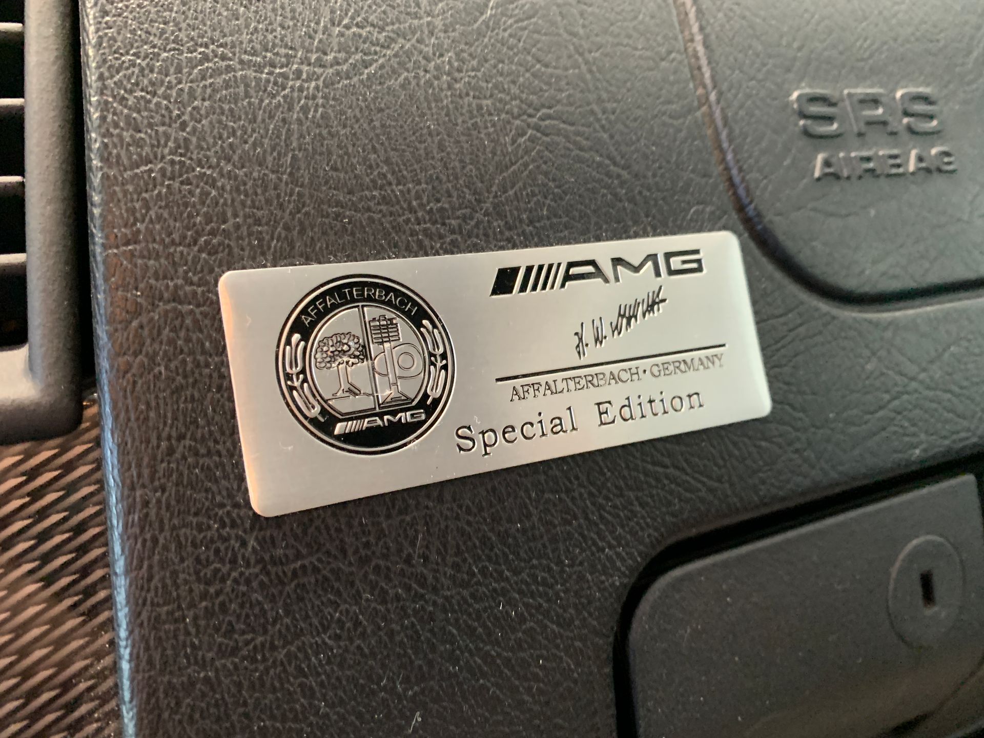Un autocollant sur le tableau de bord d'une voiture qui dit AMG Special Edition