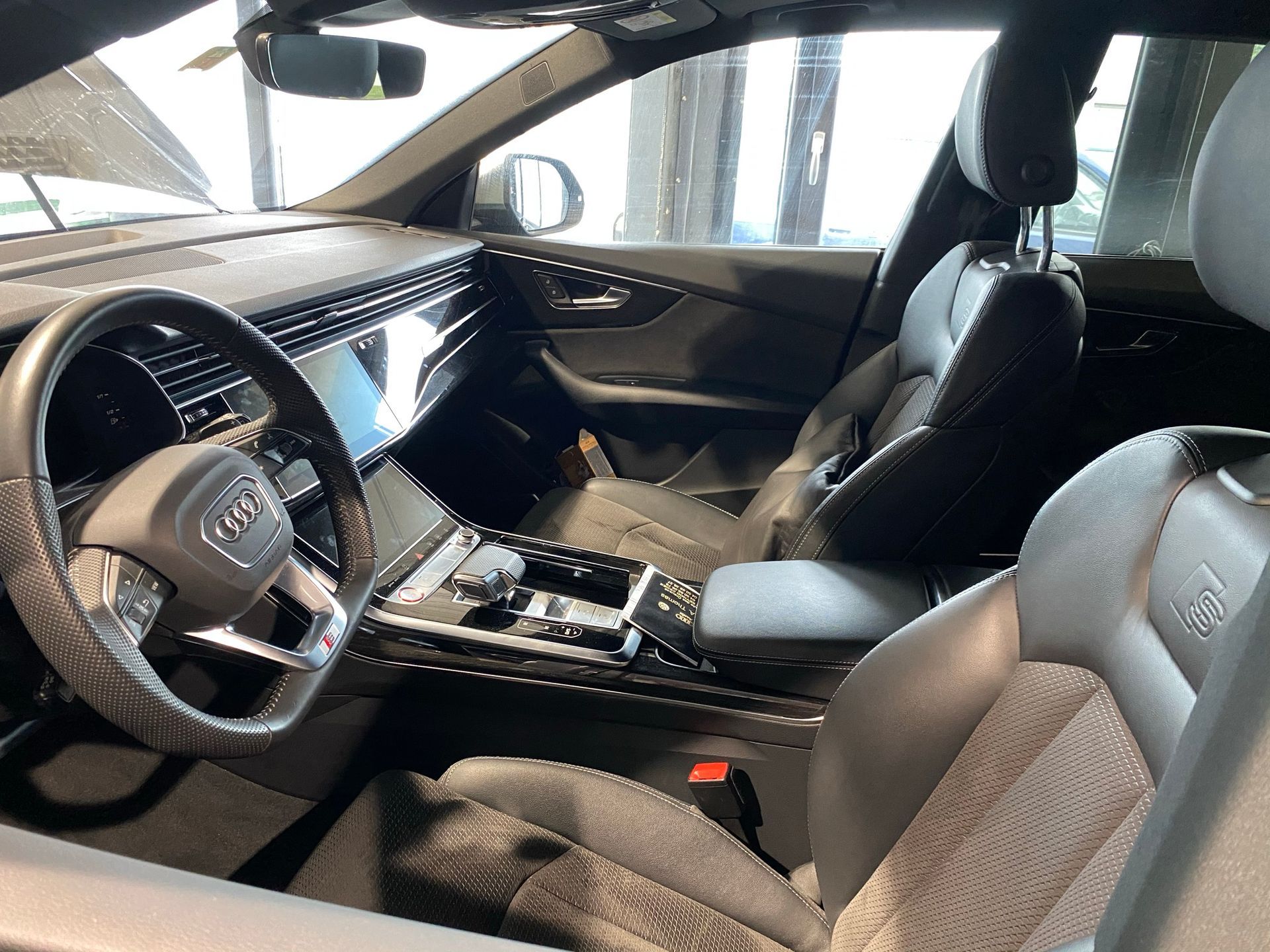 L'intérieur d'une voiture avec volant et sièges