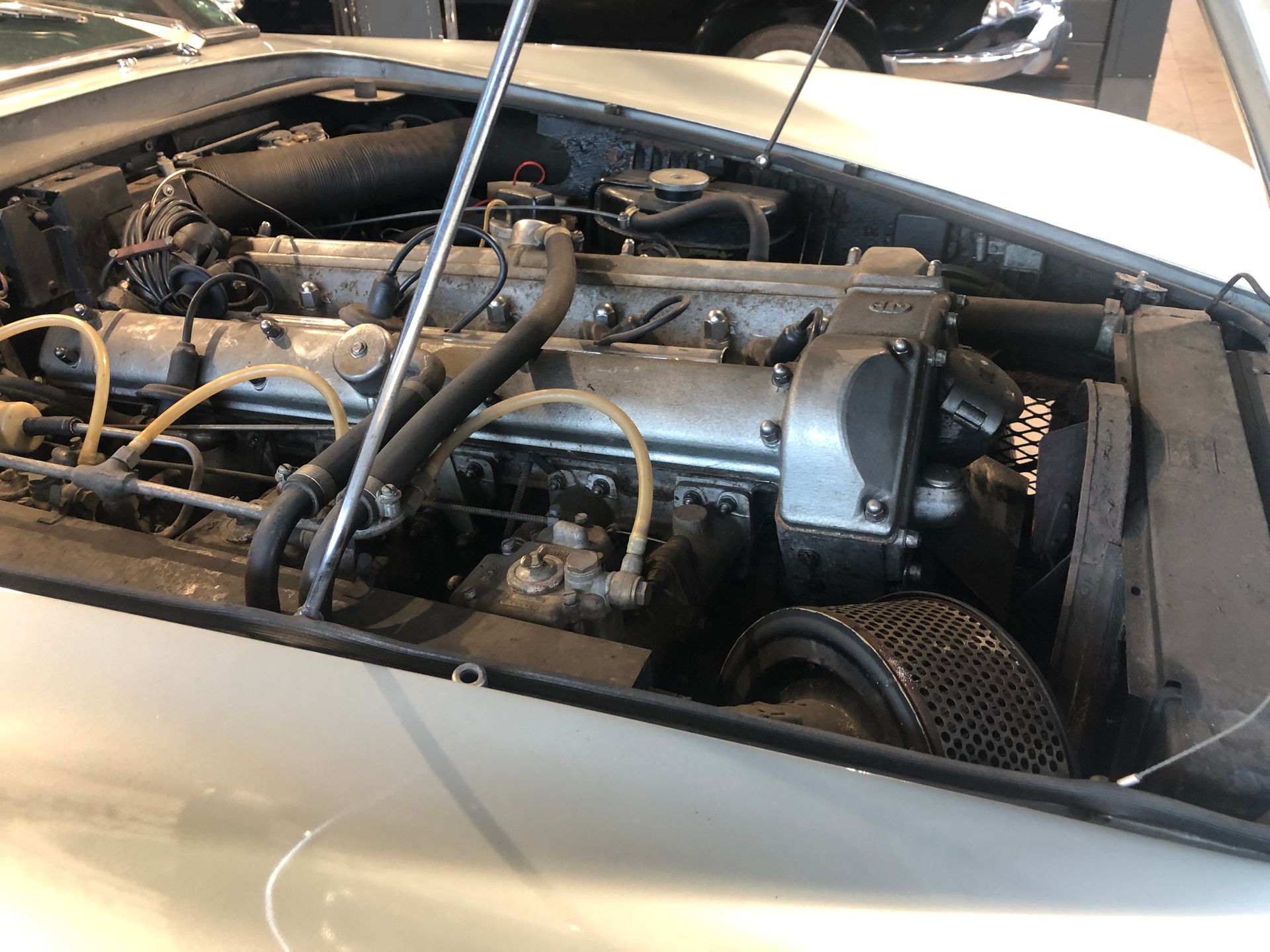 Un gros plan d'un moteur de voiture avec le capot ouvert