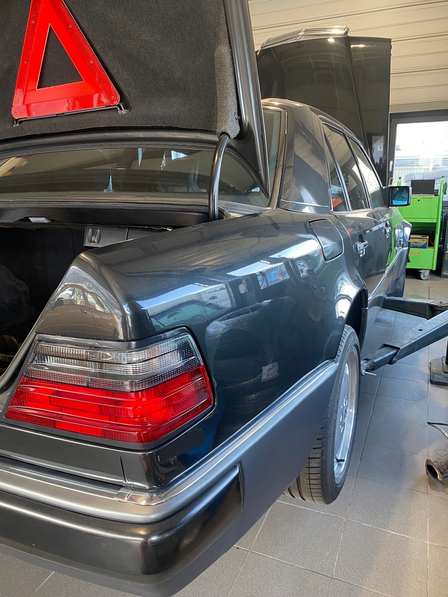Une voiture avec un triangle rouge dessus