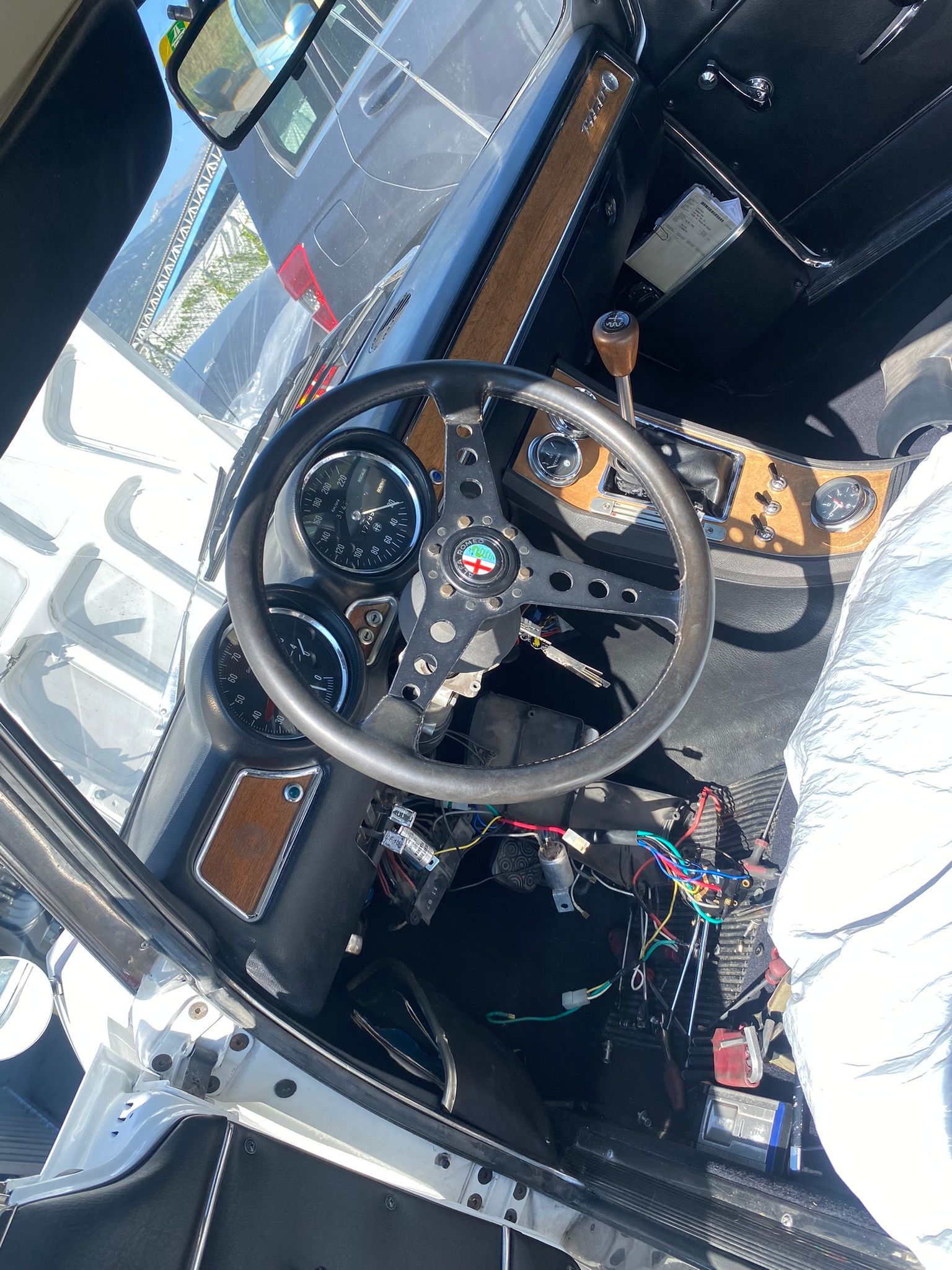 L’intérieur d’une voiture avec volant et tableau de bord.