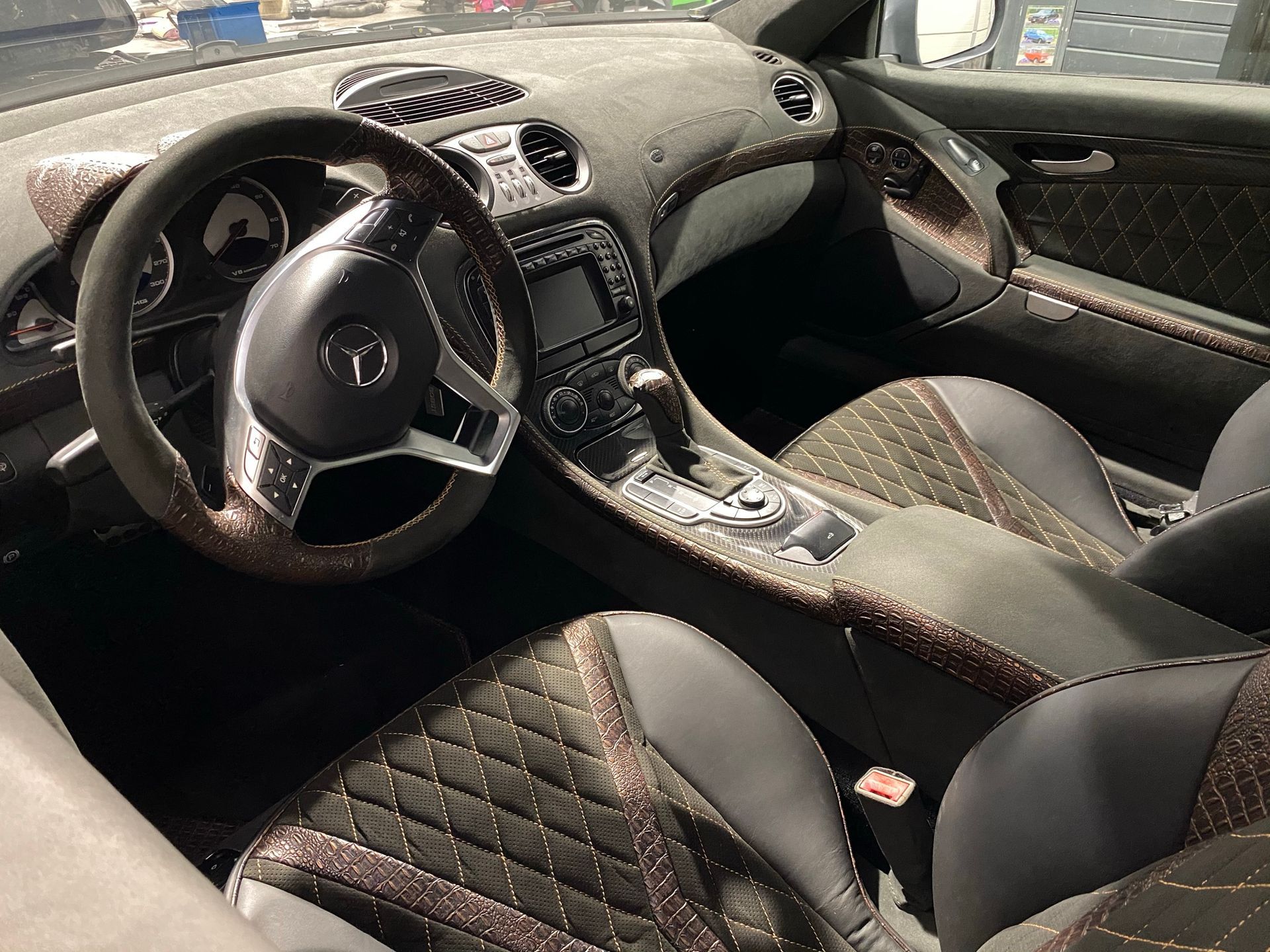 L'intérieur d'une voiture avec volant et sièges