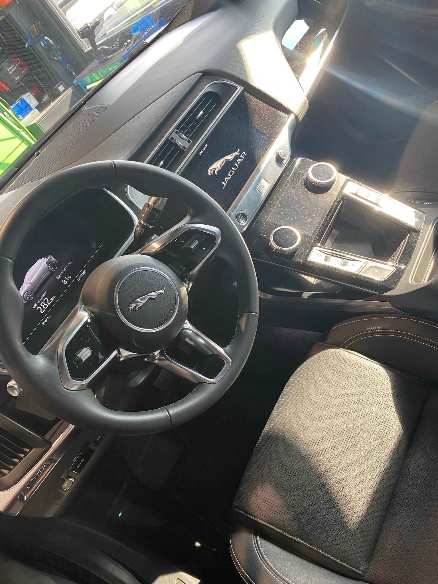 L'intérieur d'une voiture avec volant et sièges.