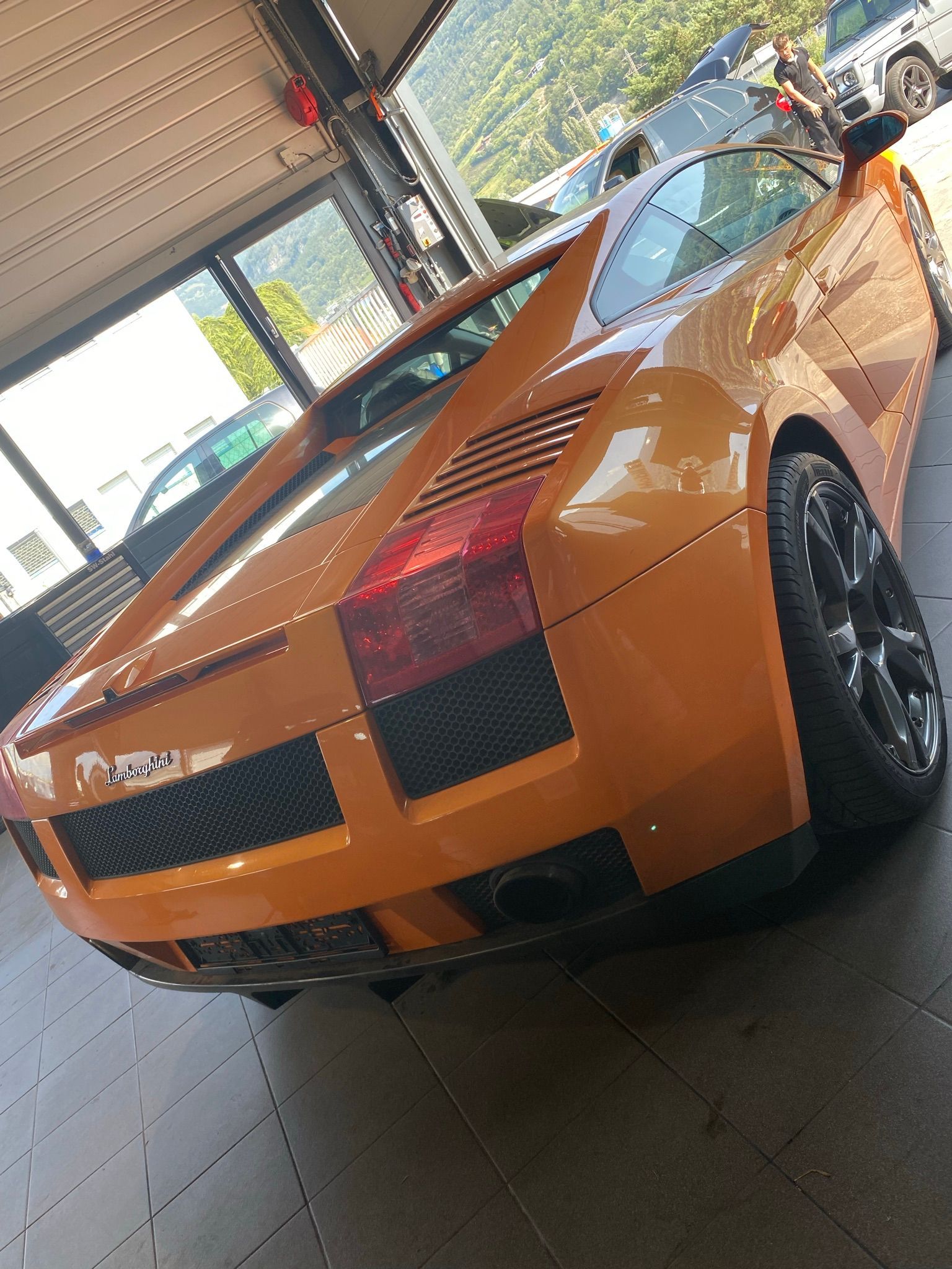 Une voiture de sport jaune est garée dans un garage.