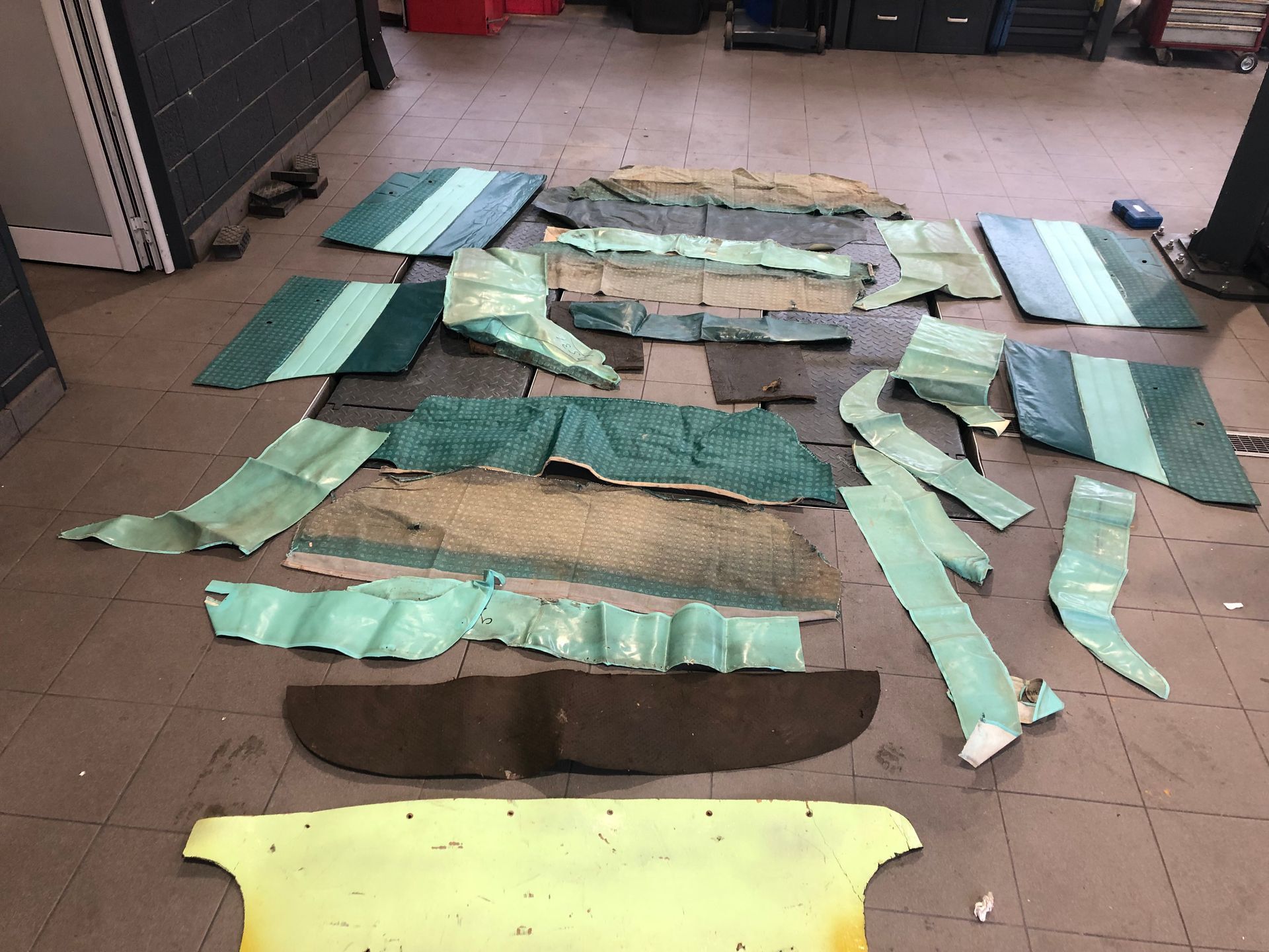 Un tas de morceaux de papier traînent sur le sol