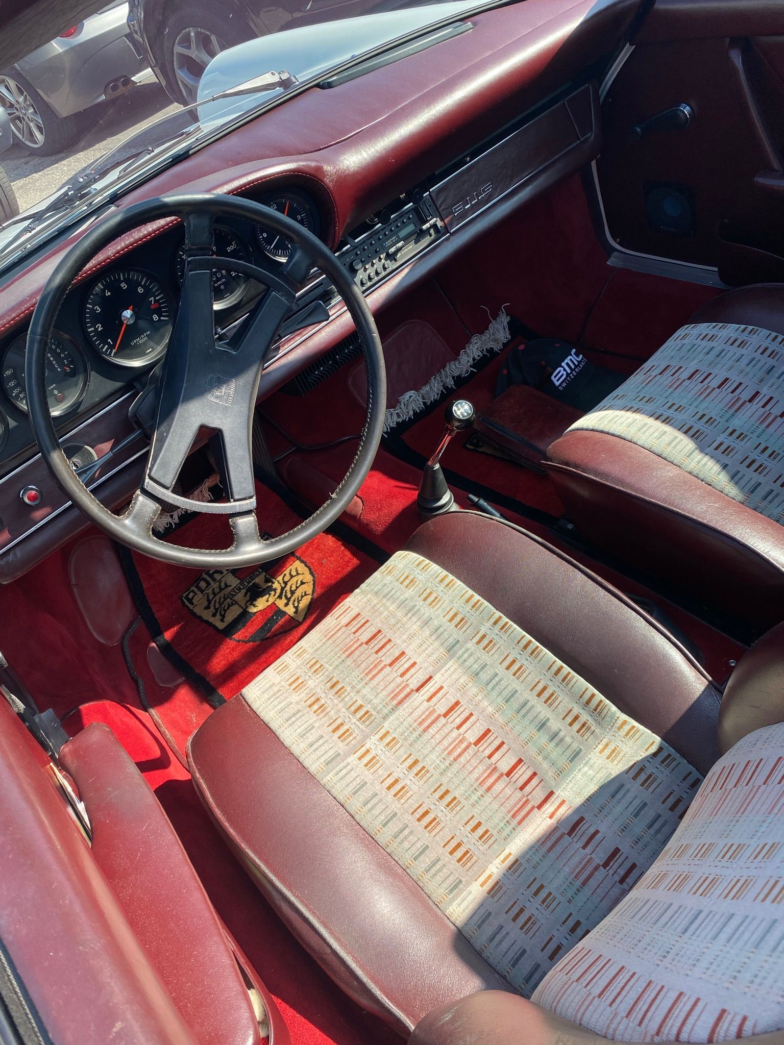 L’intérieur d’une voiture avec volant et sièges