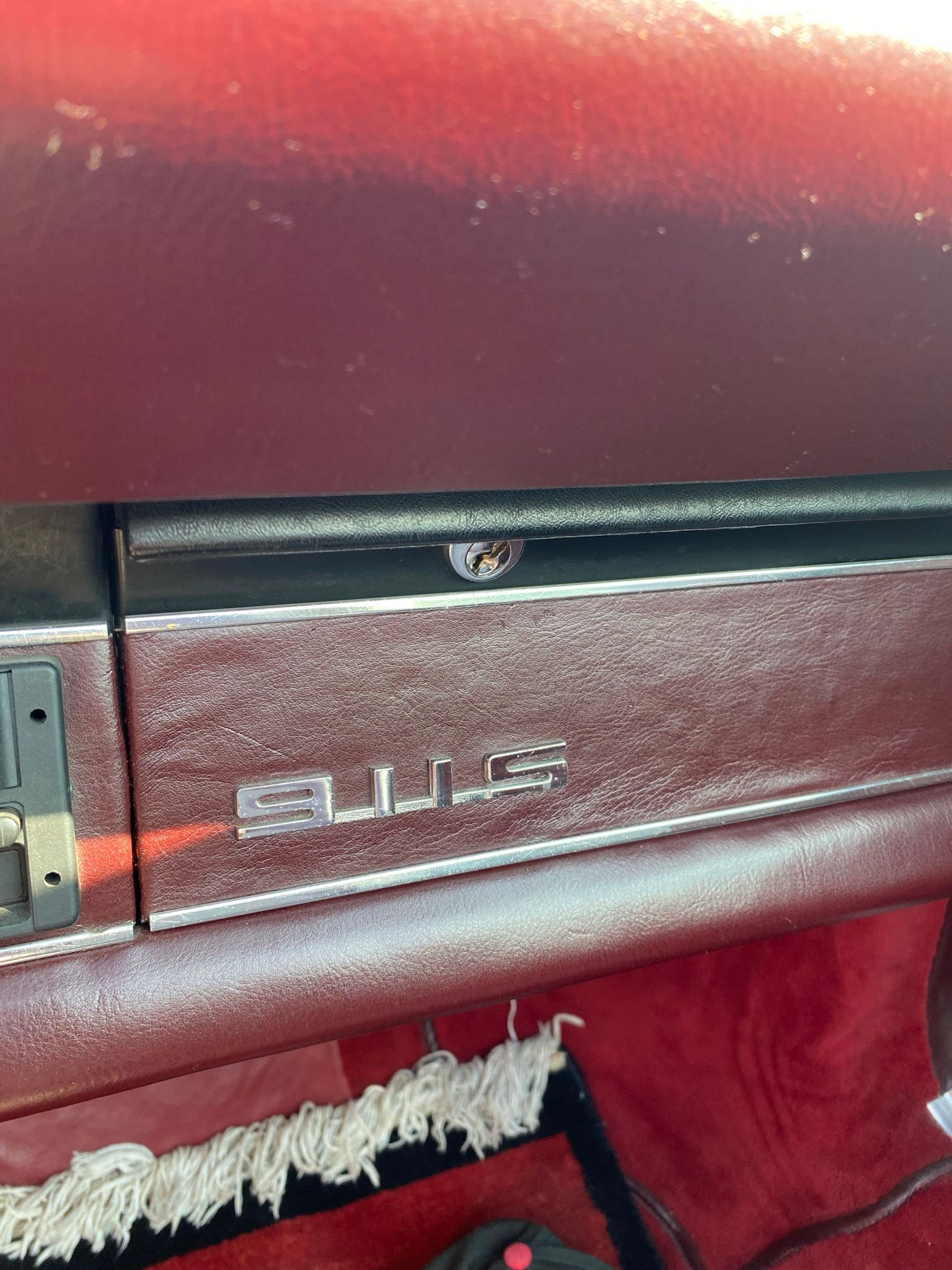 Un gros plan d'un tableau de bord Buick dans une voiture