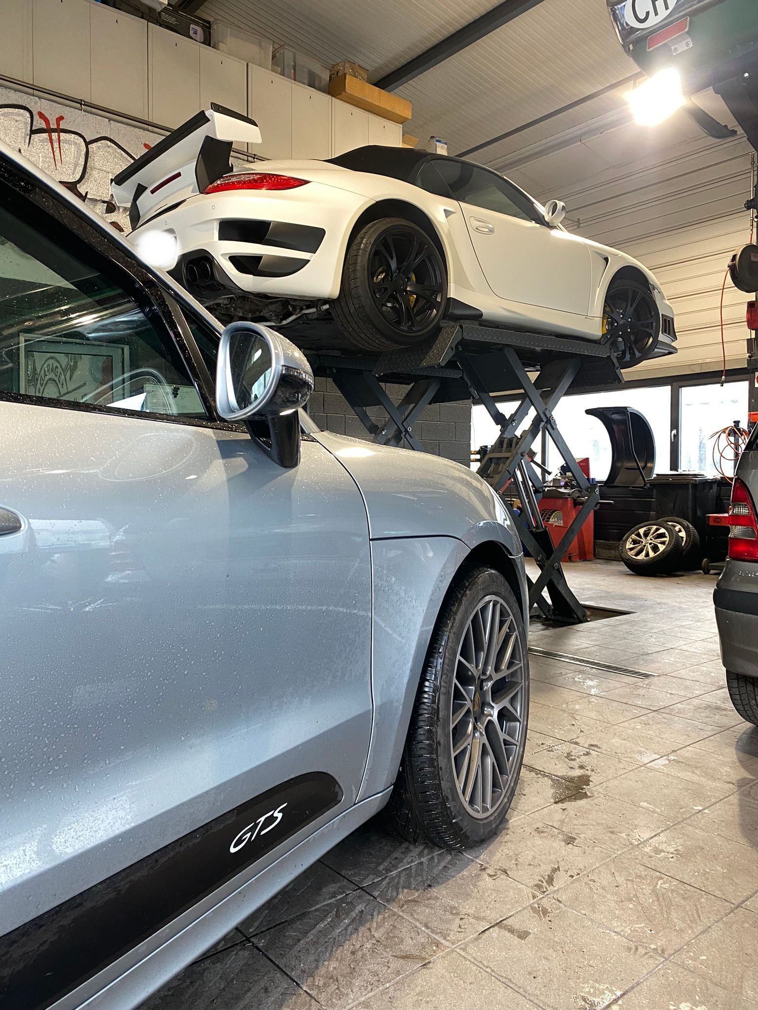Deux voitures sont superposées dans un garage.