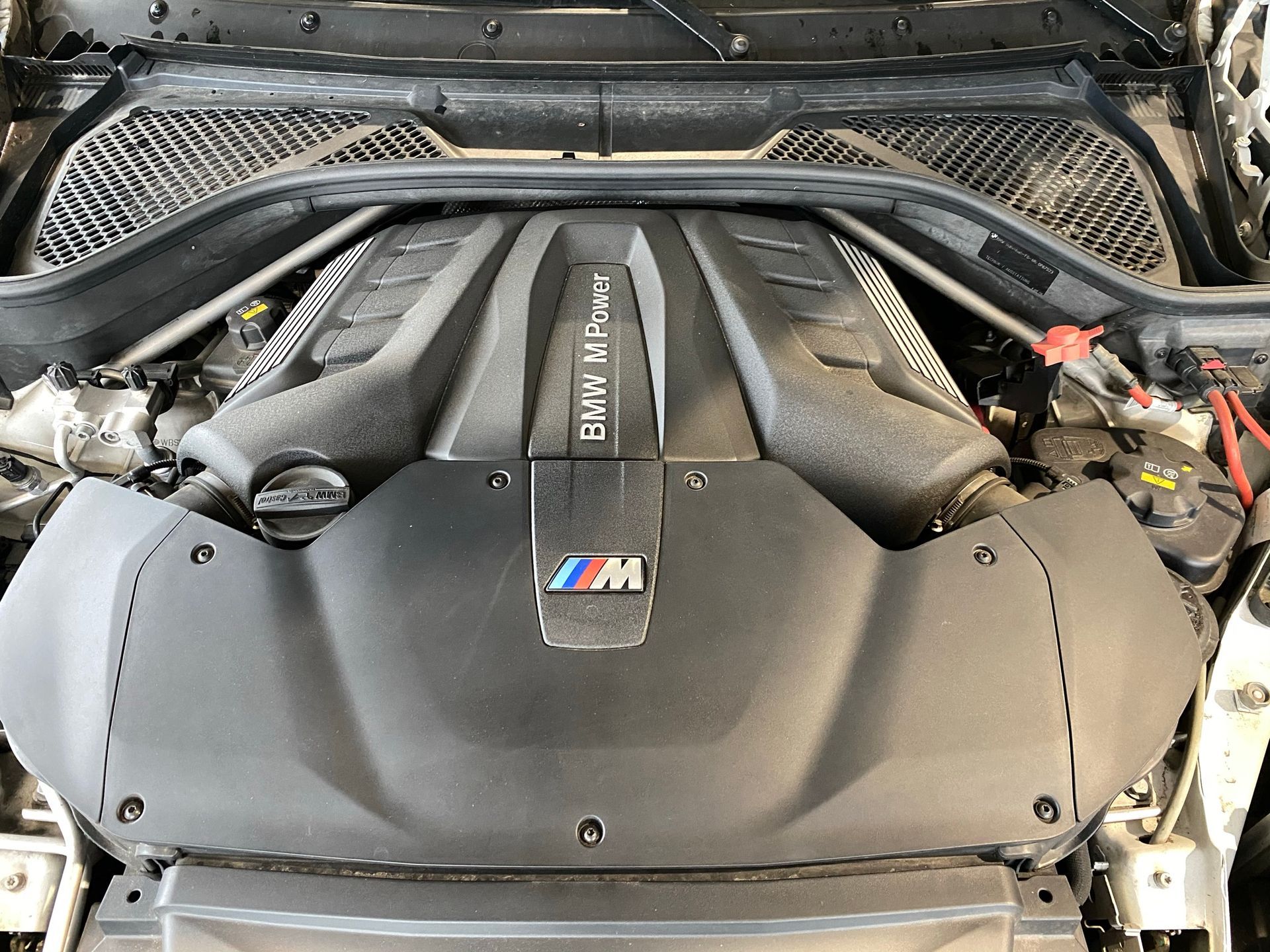 Un gros plan du moteur d'une bmw x5 m.