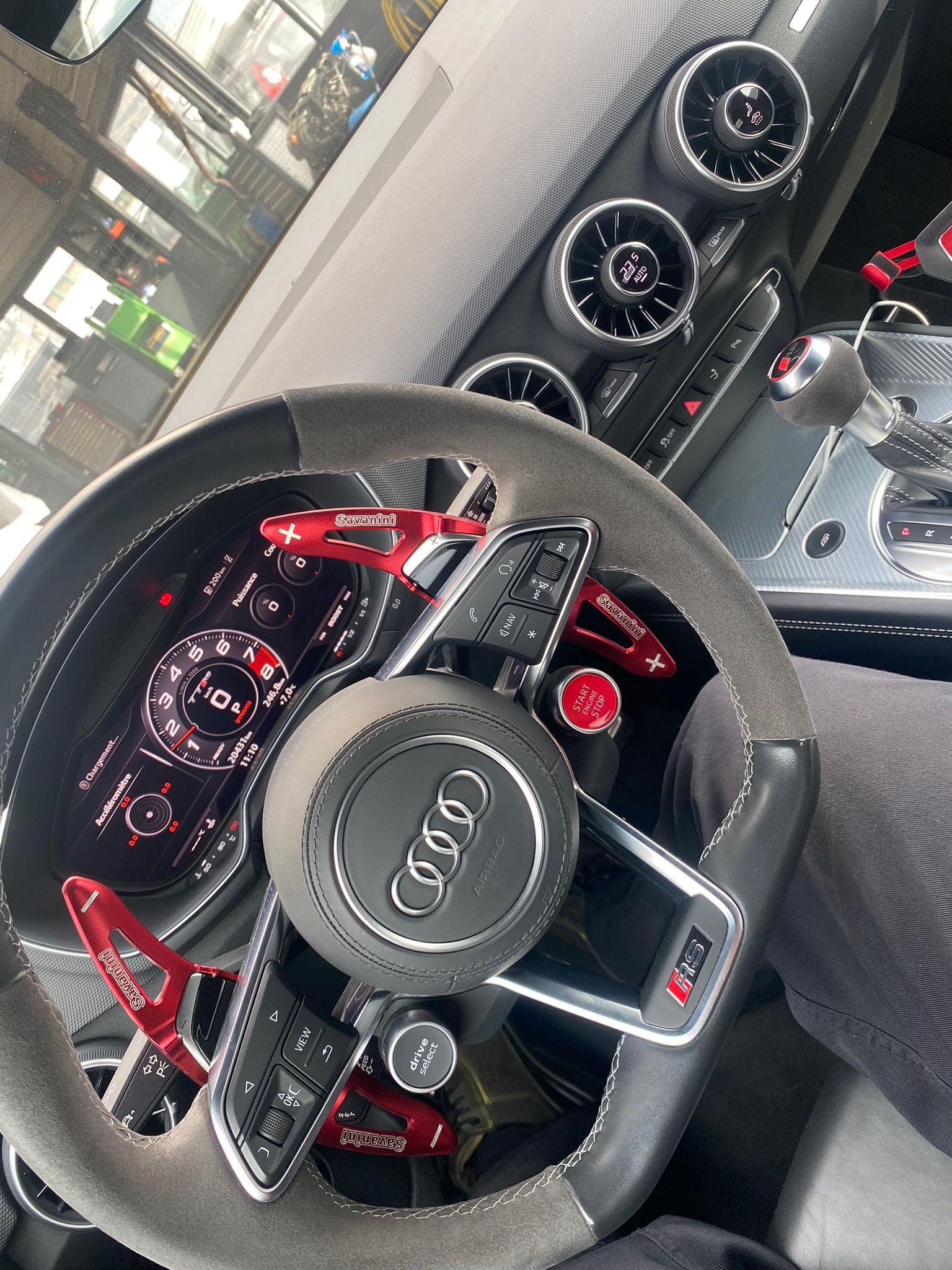 Un gros plan d'un volant dans une voiture.