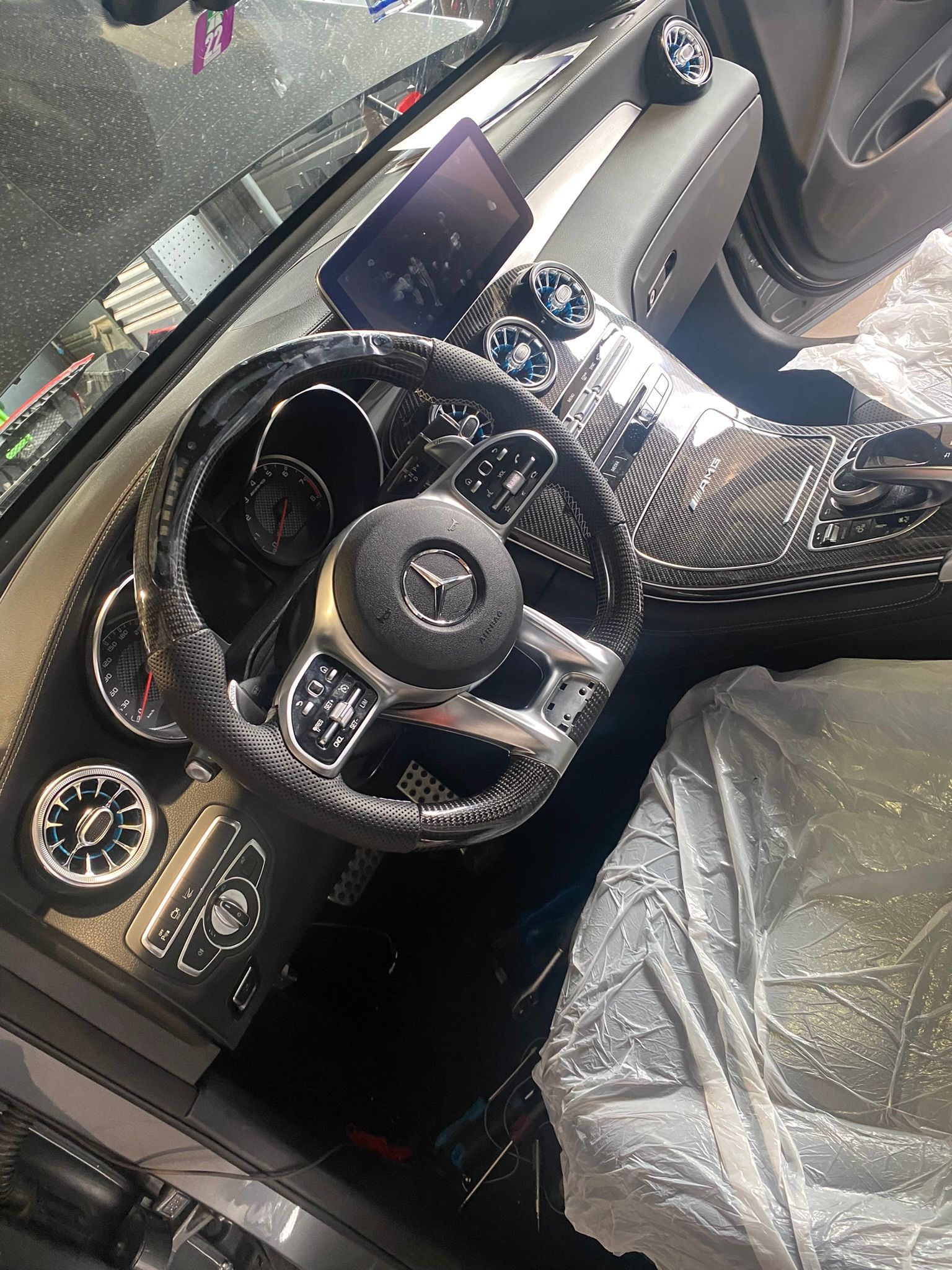 Un gros plan du volant et du tableau de bord d'une voiture.