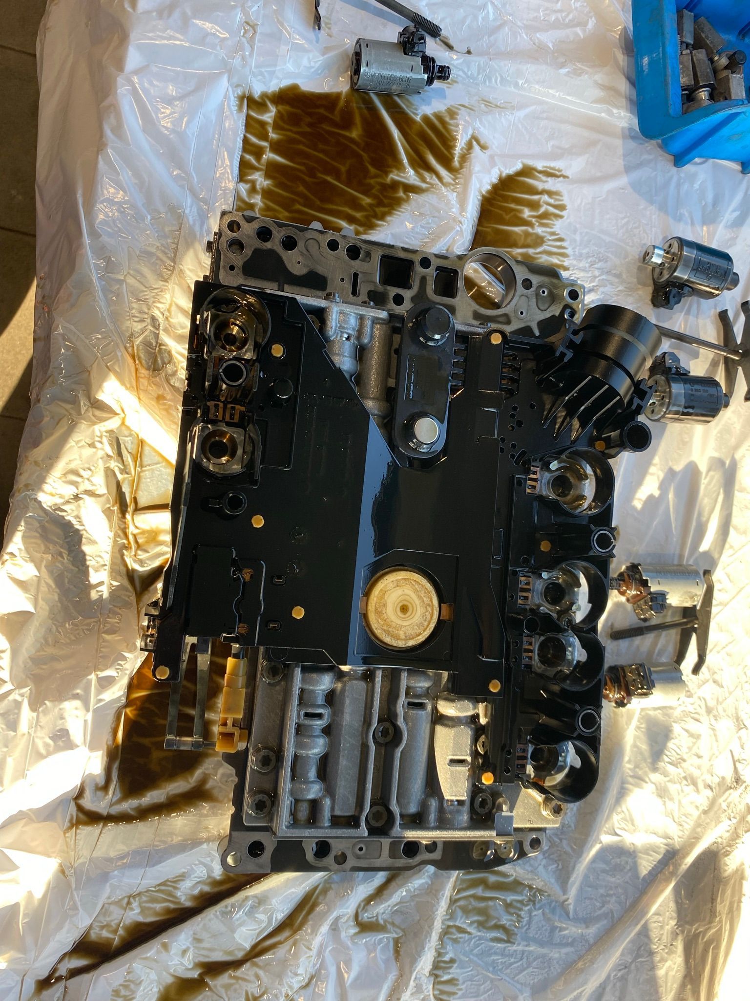 Un morceau de métal repose sur un sac en plastique posé sur une table.