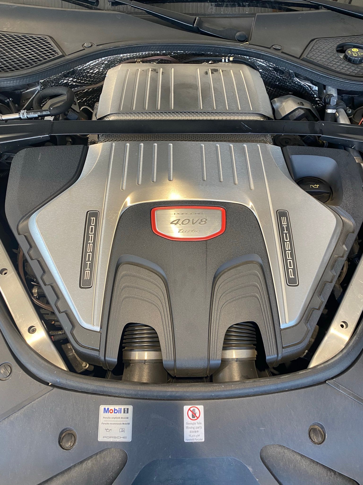 Un gros plan du moteur d'une voiture.