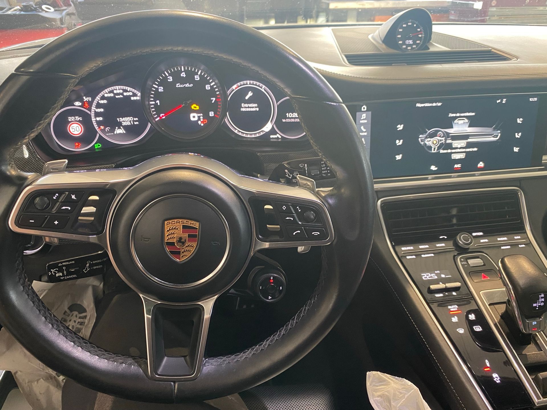 Un gros plan du volant et du tableau de bord d'une Porsche