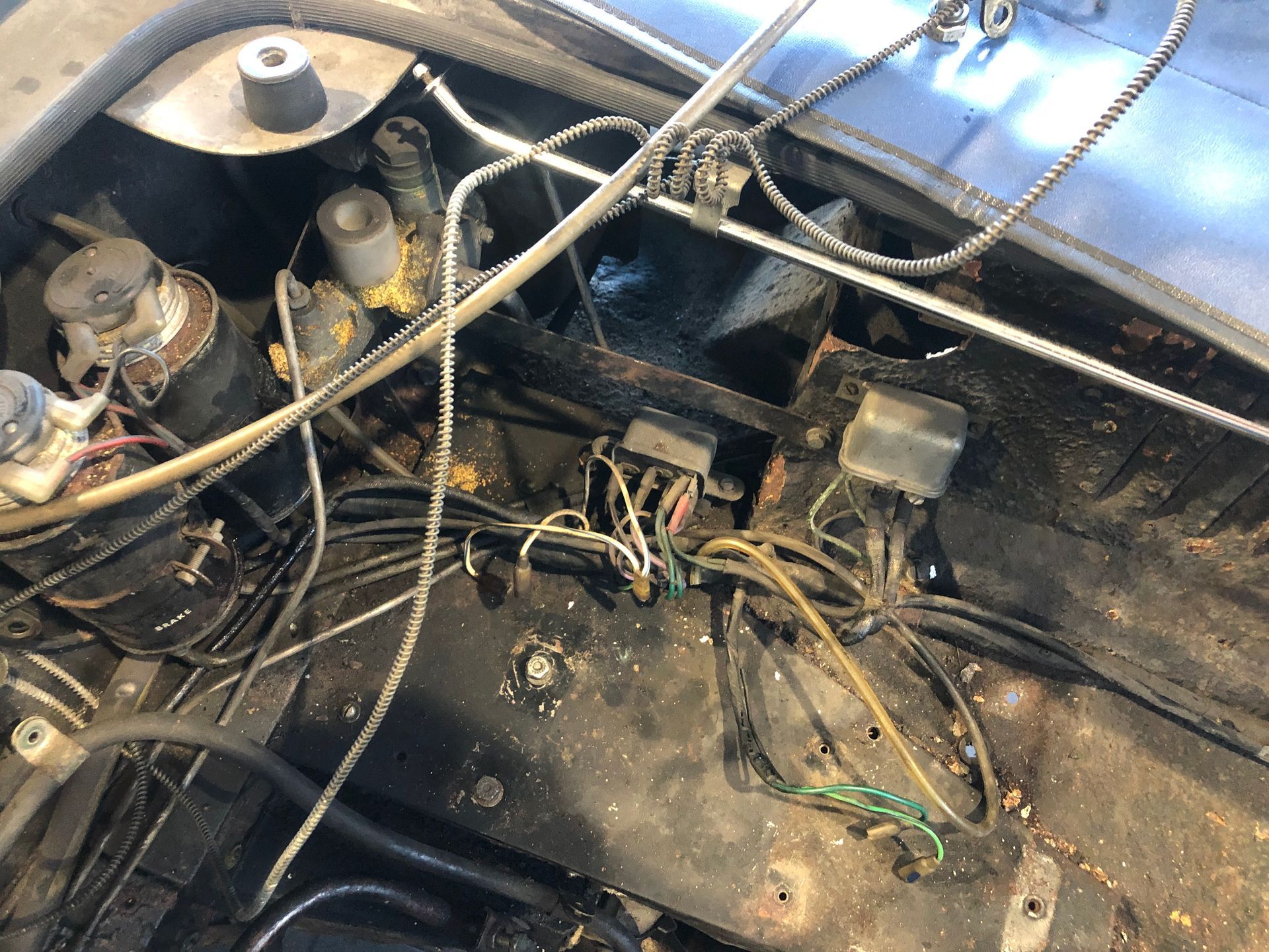 L’intérieur d’une voiture avec beaucoup de fils qui en sortent.