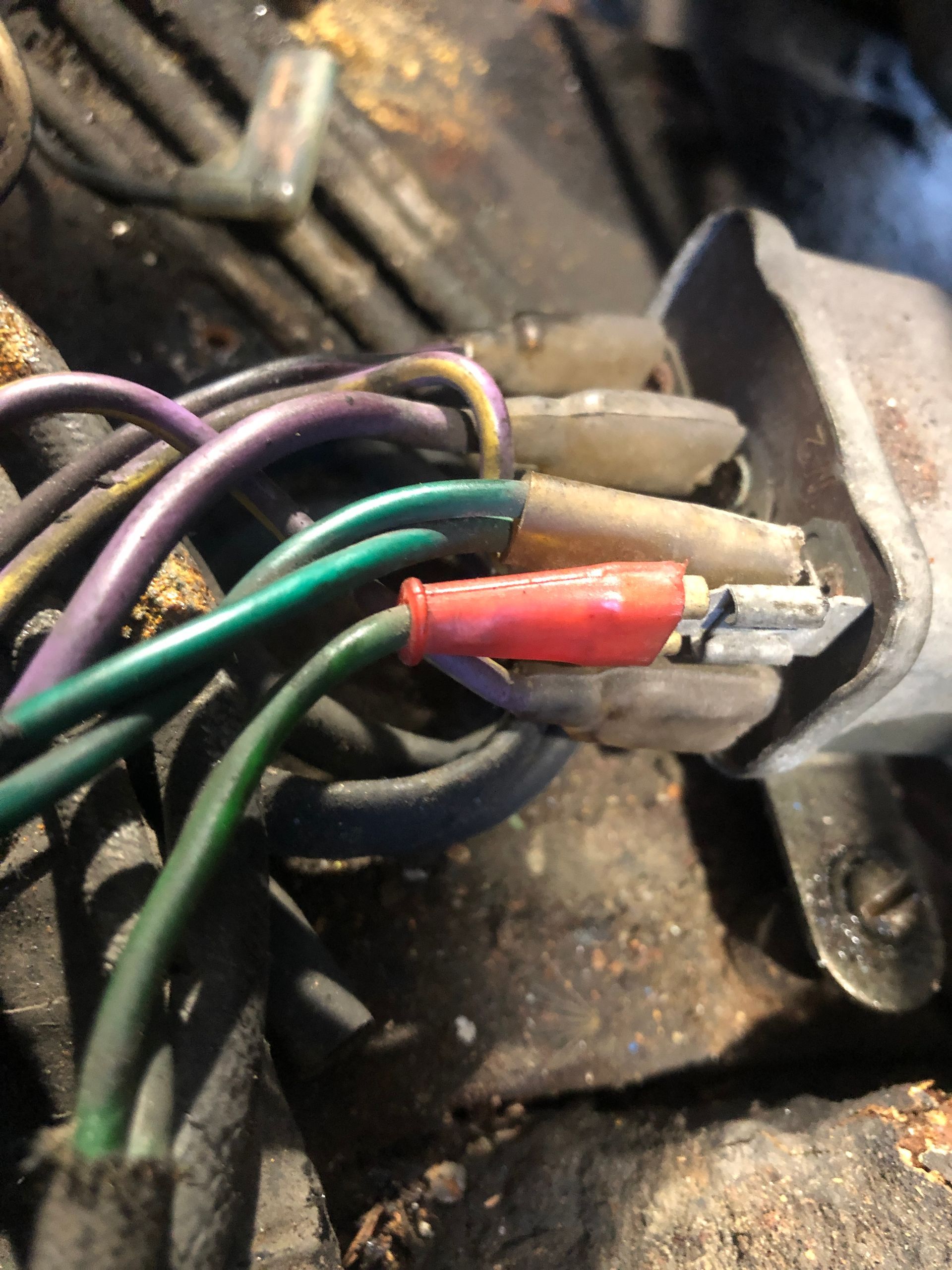 Un tas de fils sont connectés les uns aux autres sur une table.