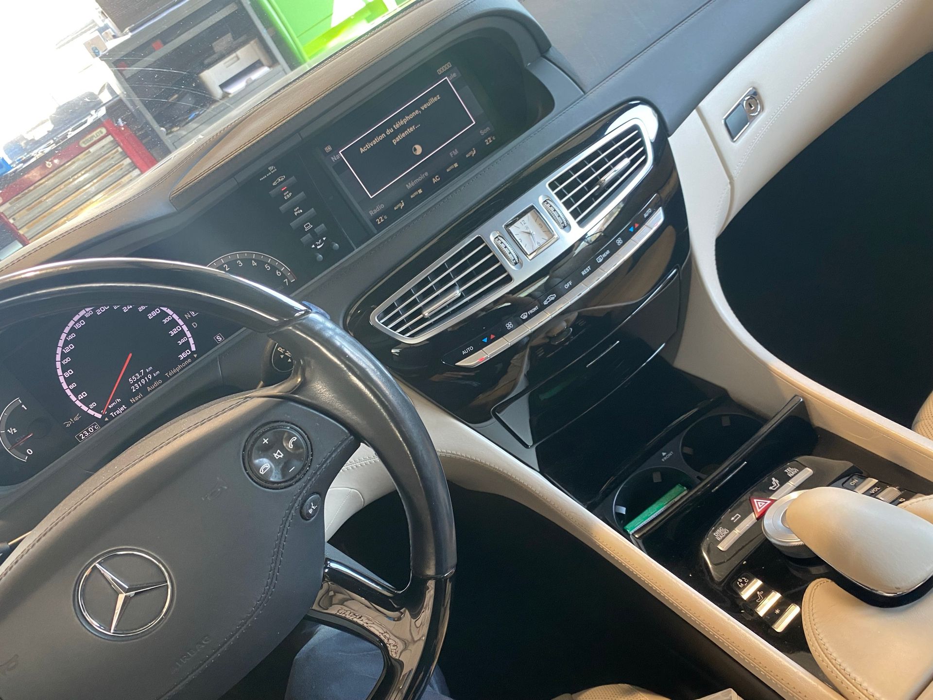 L'intérieur d'une Mercedes avec volant et tableau de bord