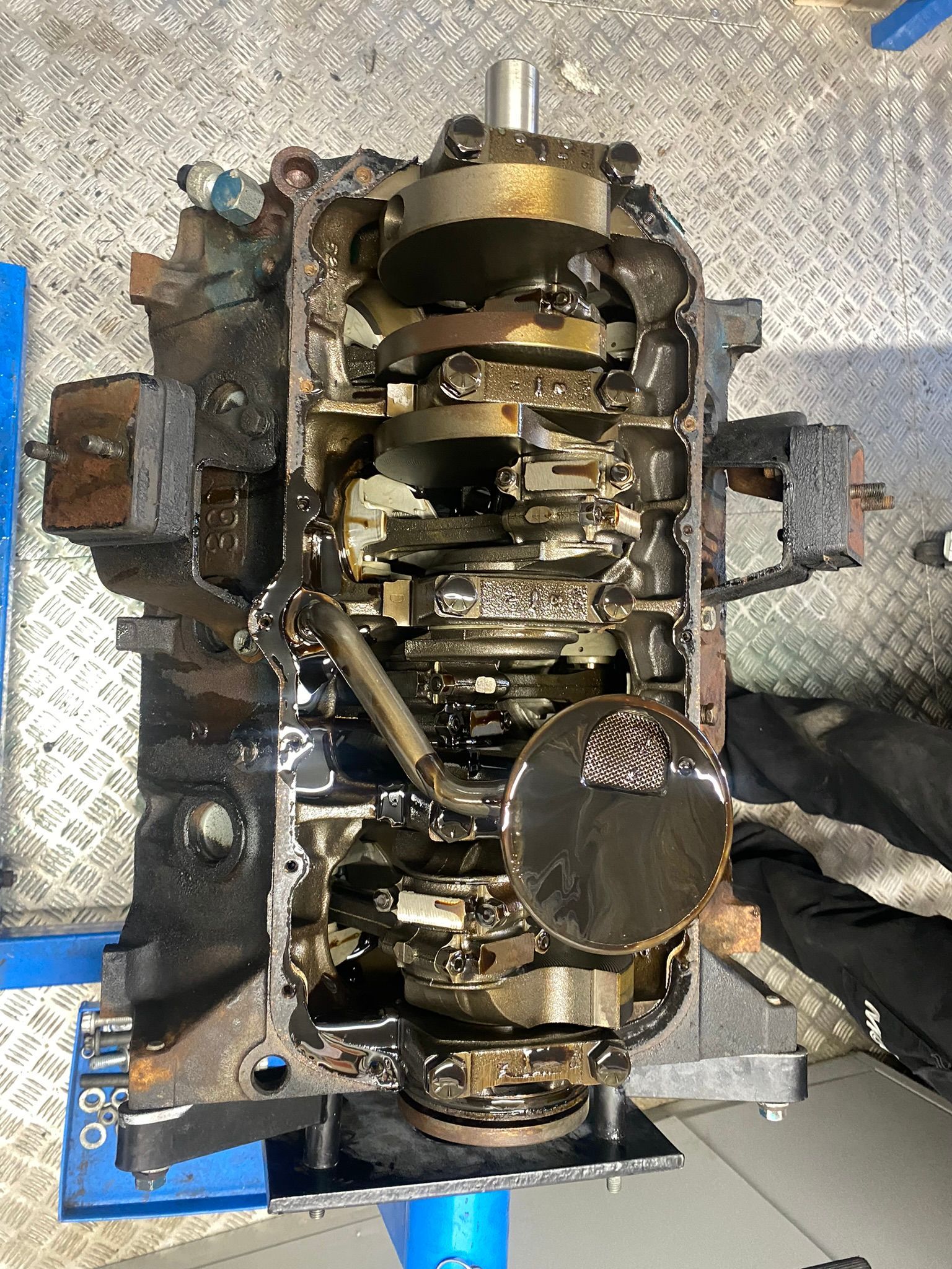 Un gros plan d'un vilebrequin d'un moteur de voiture.