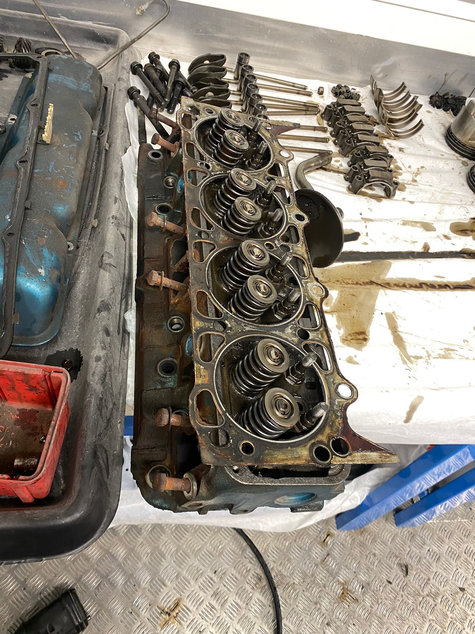 Une culasse est posée sur une table à côté d’une boîte à outils.