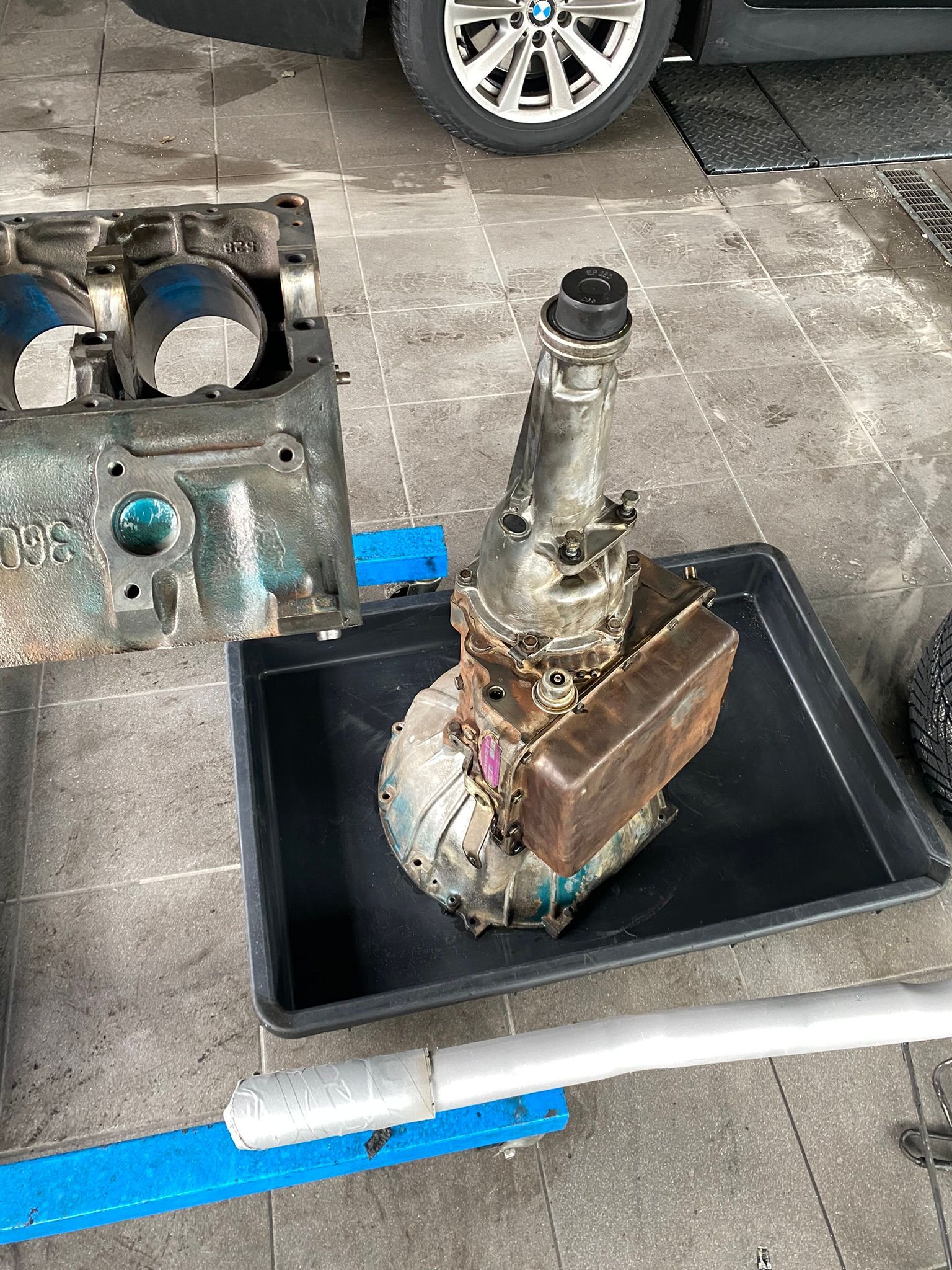 Un moteur de voiture repose sur un plateau noir.