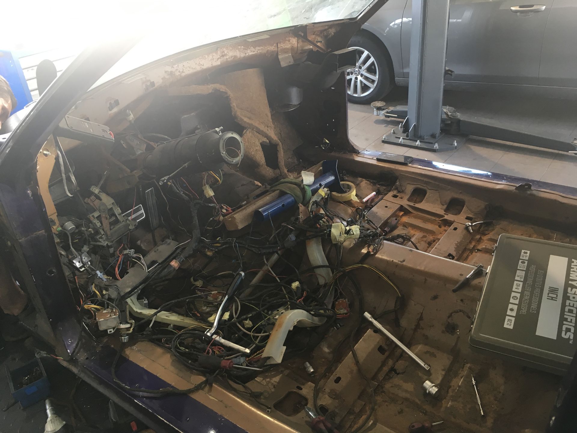L'intérieur d'une voiture est démonté dans un garage.
