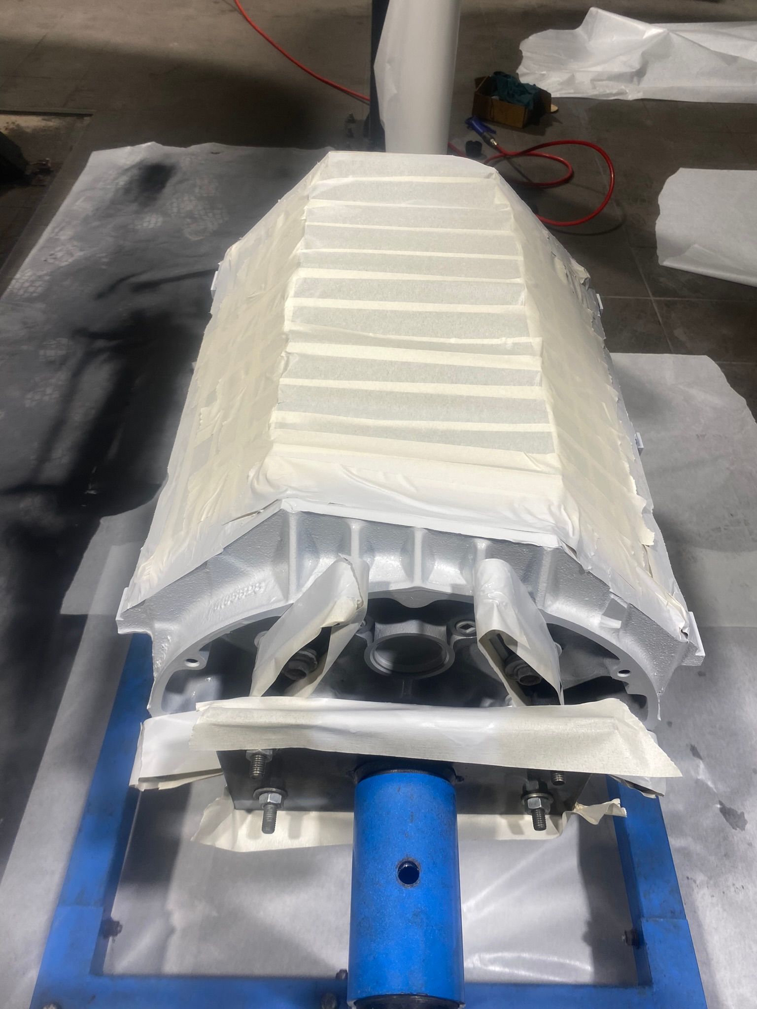 Un objet blanc est posé sur une table bleue.