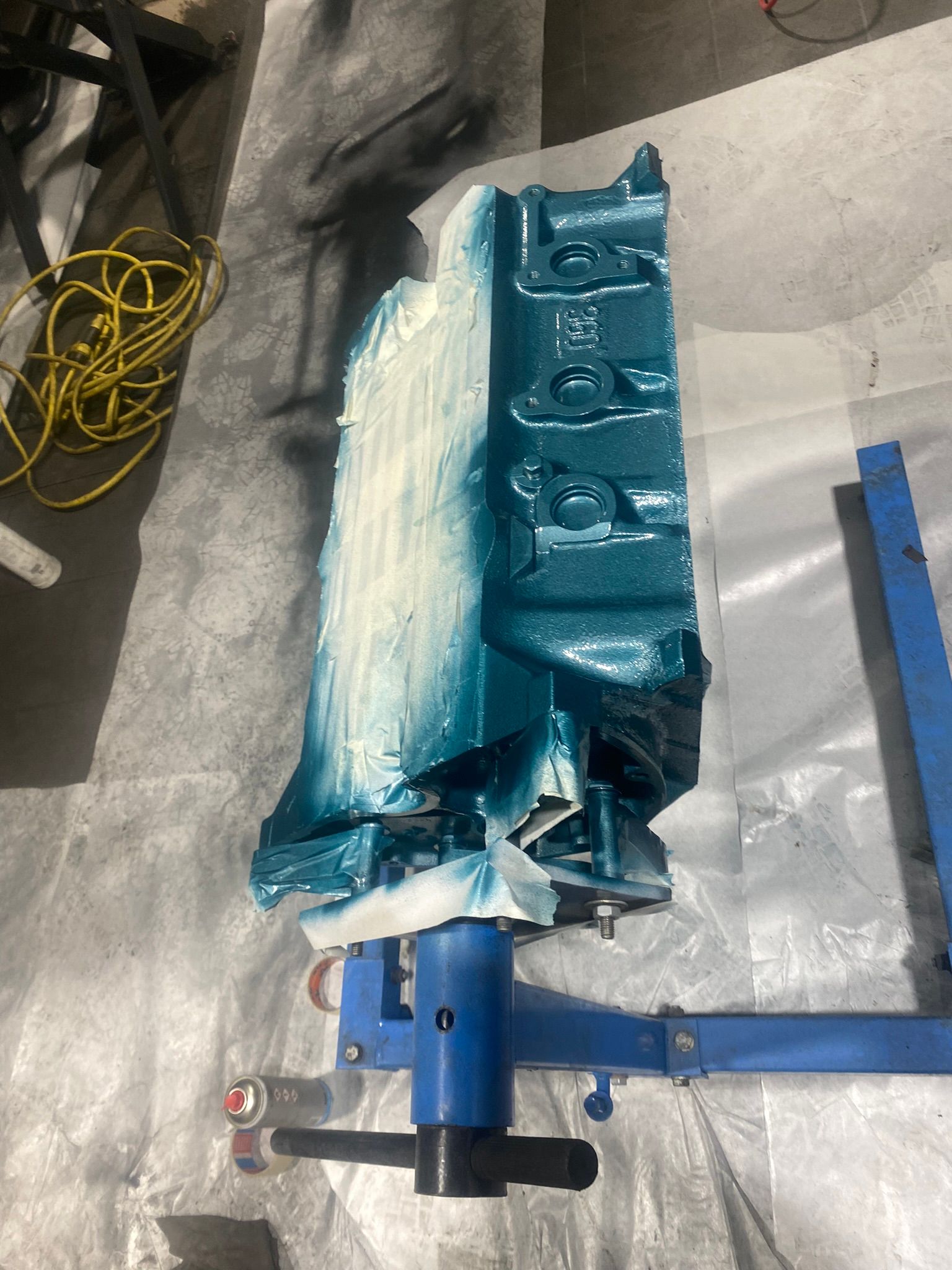 Un bloc moteur bleu est posé sur un support bleu.