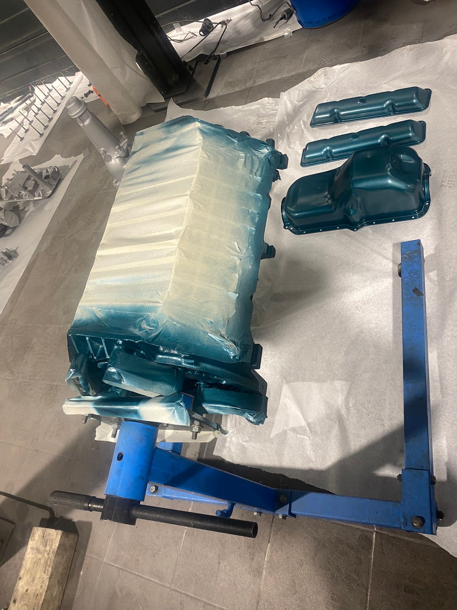 Un moteur bleu et blanc est posé sur un support bleu.