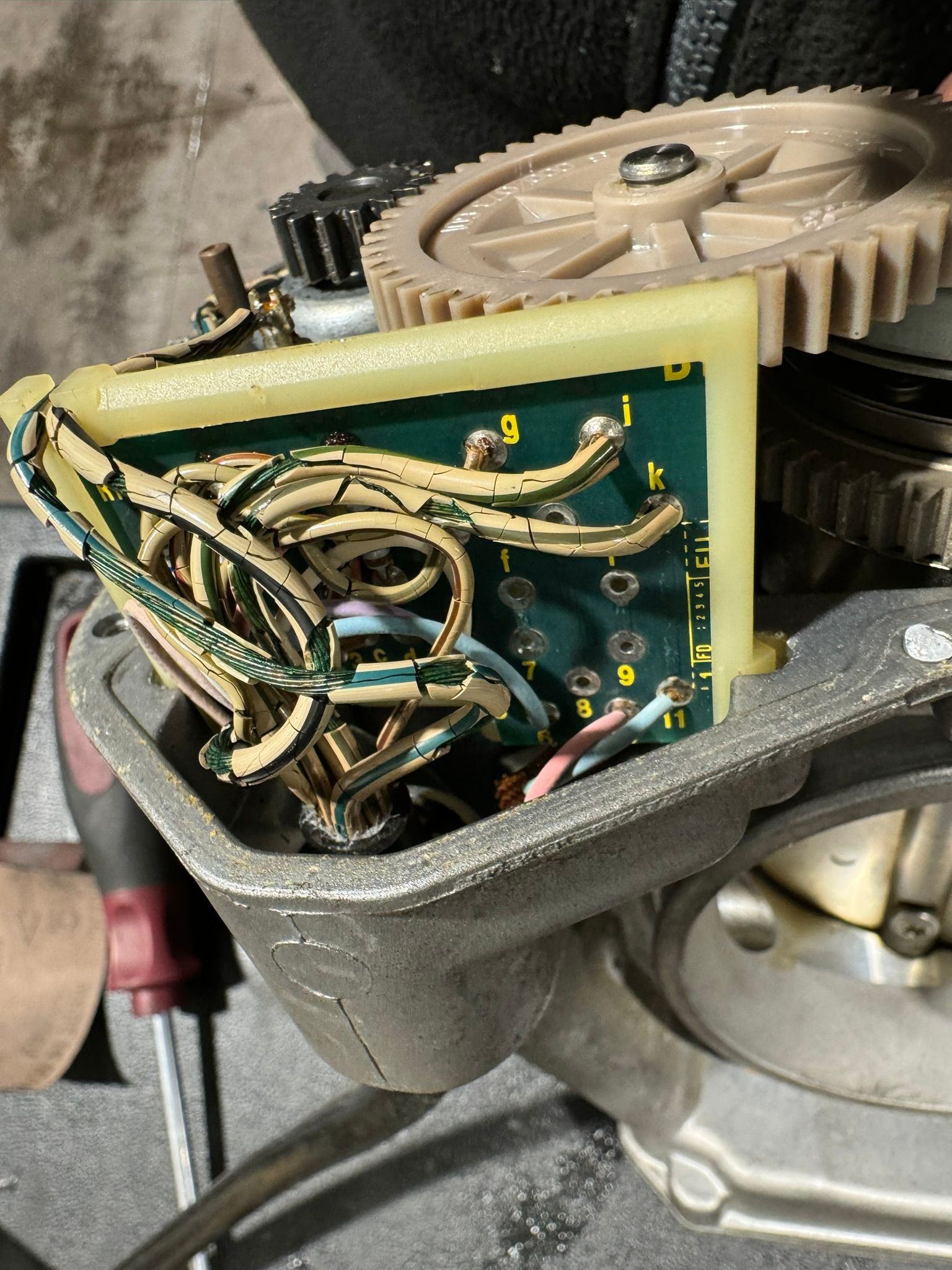 Un gros plan d'un équipement électronique avec un tournevis.