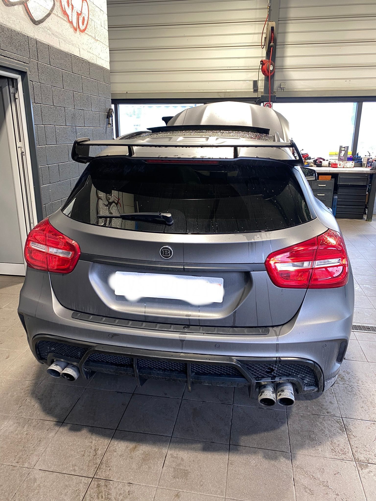 Une classe Mercedes Benz Gla est garée dans un garage.