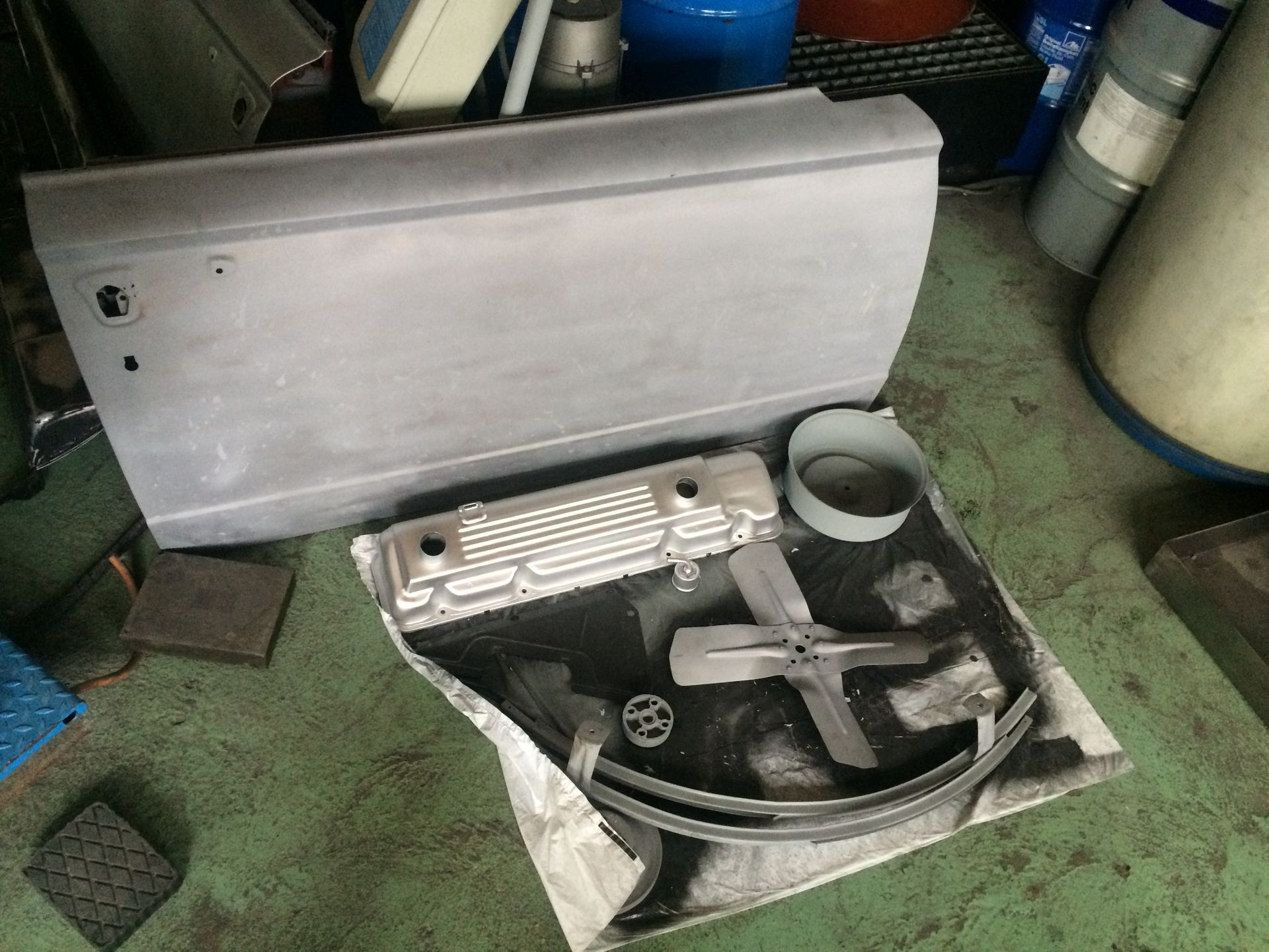 Un morceau de métal repose sur une table verte.