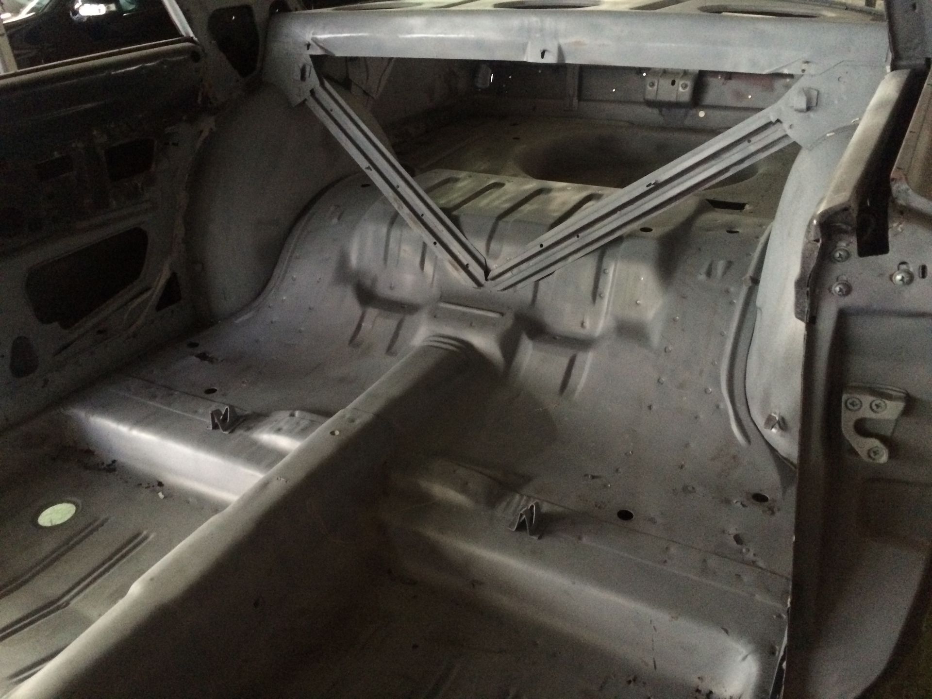 L'intérieur d'une voiture avec le coffre ouvert