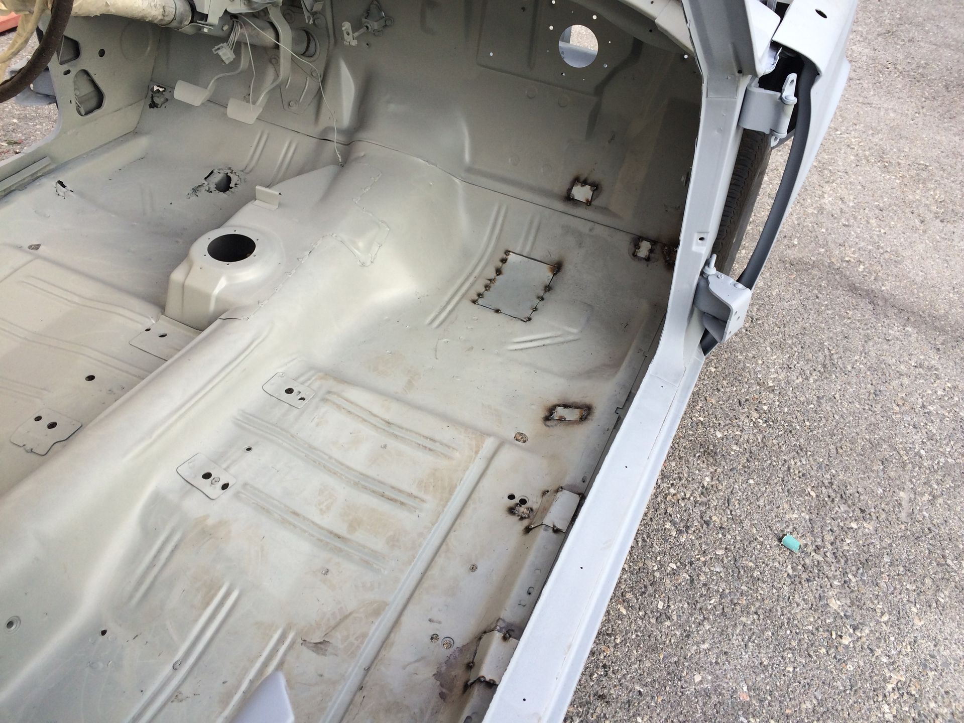 L’intérieur d’une voiture posée sur le sol