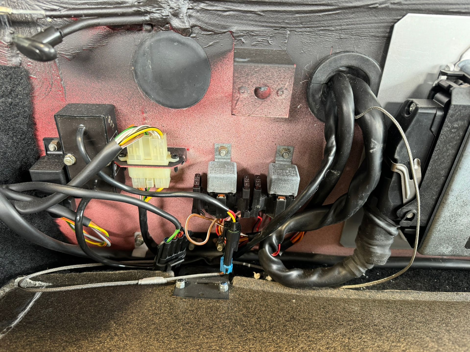 Un tas de fils sont connectés à une boîte à fusibles de voiture.