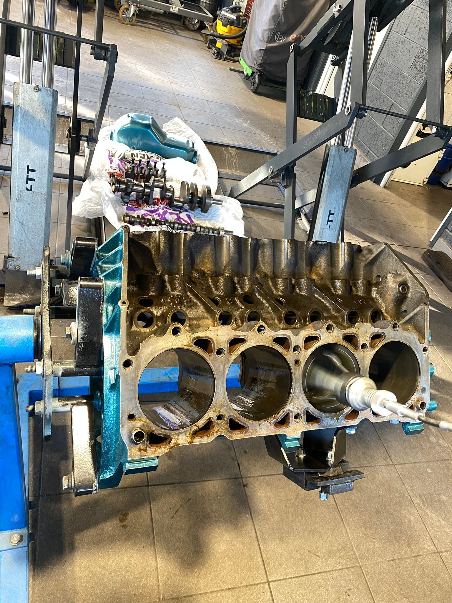 Un bloc moteur de voiture est en cours de réparation dans un garage.