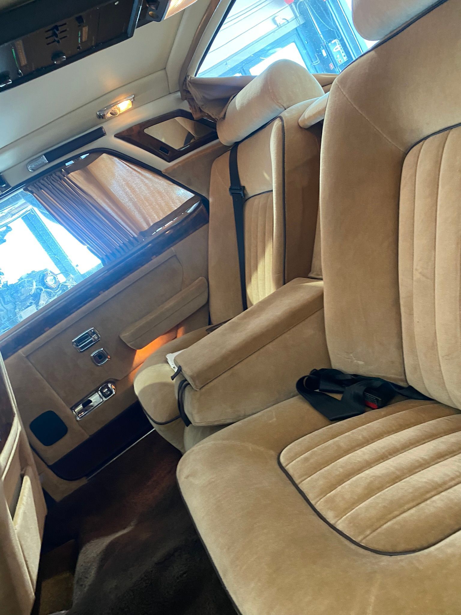 La banquette arrière d'une voiture avec une ceinture de sécurité