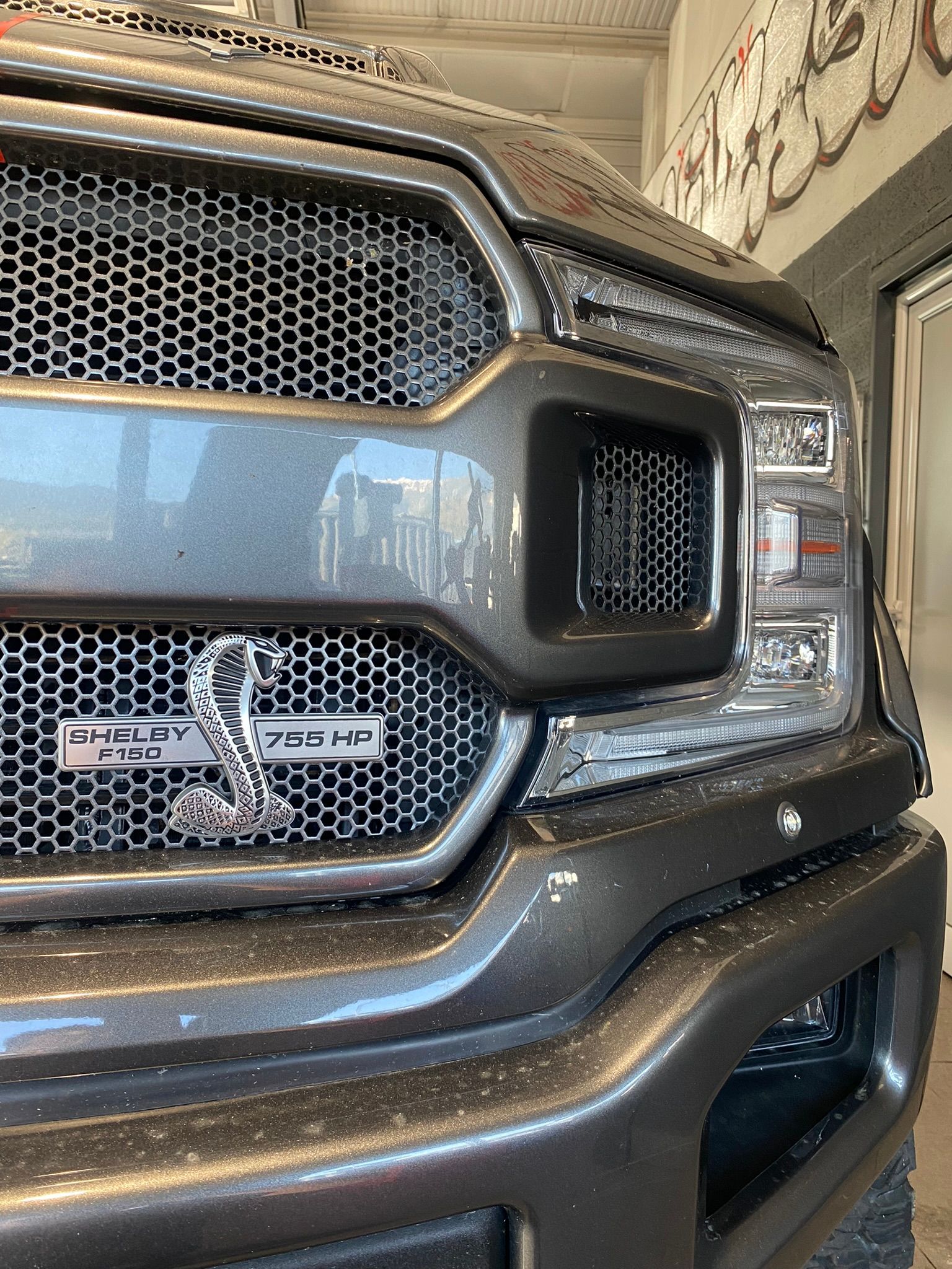 Un gros plan de la calandre d’un camion bélier.