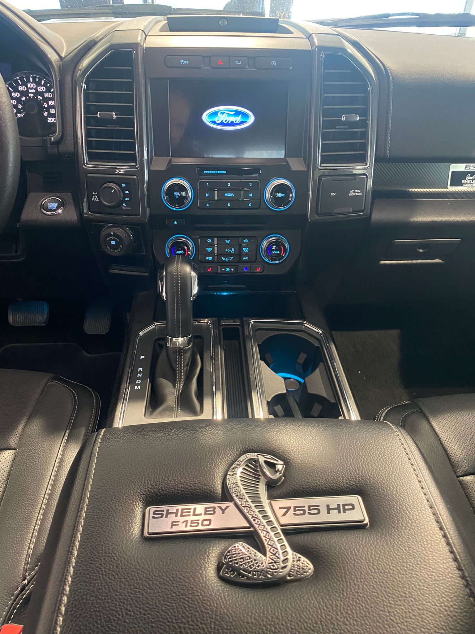L'intérieur d'un Ford Raptor avec un serpent sur la console centrale.