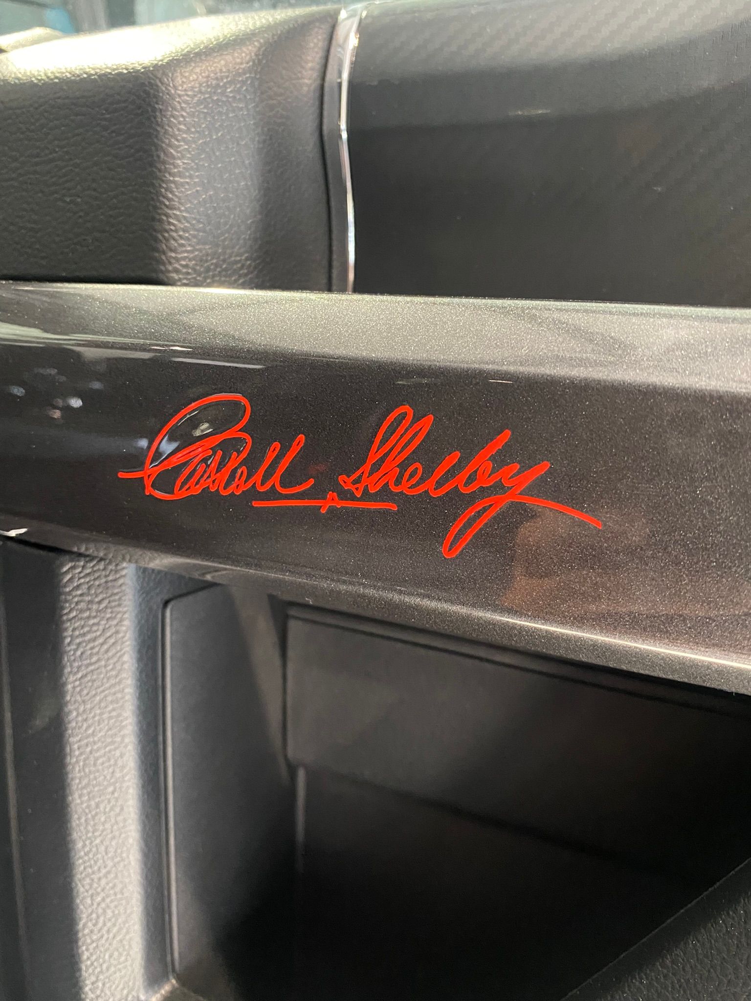 Un gros plan d'un emblème Shelby sur une voiture