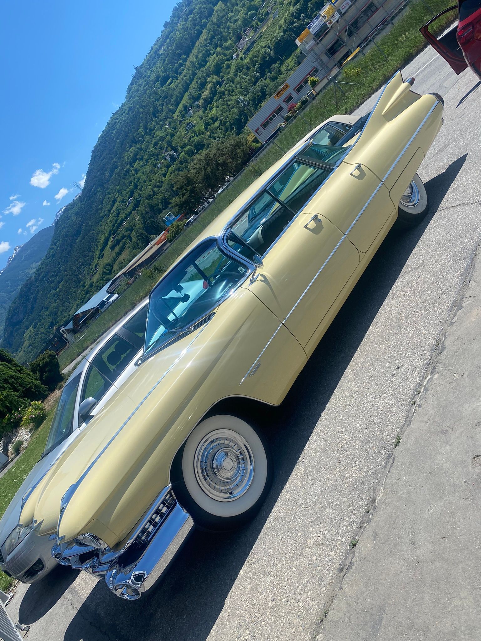 Une voiture jaune est garée sur le bord de la route