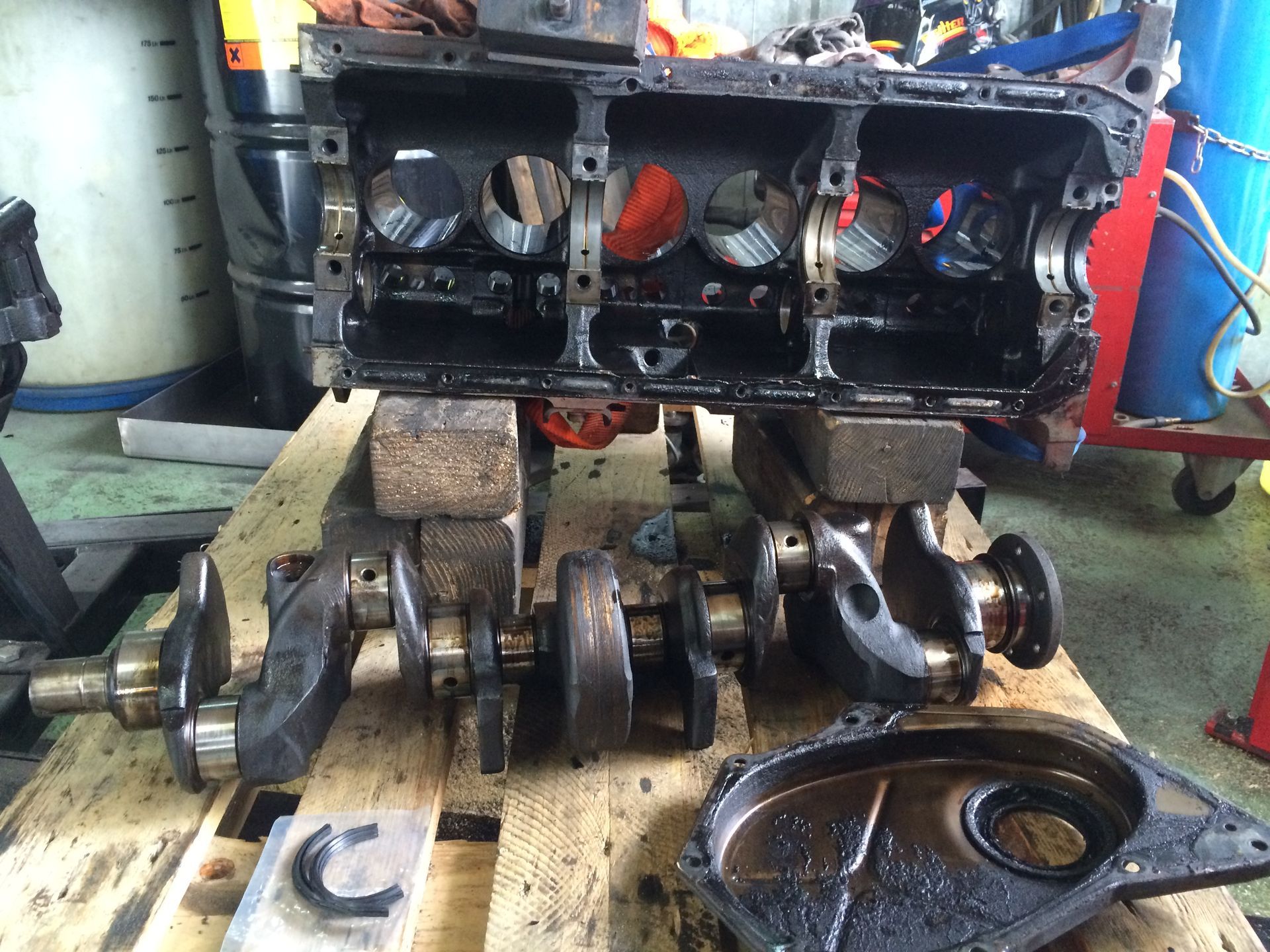 Un vilebrequin repose sur une palette en bois