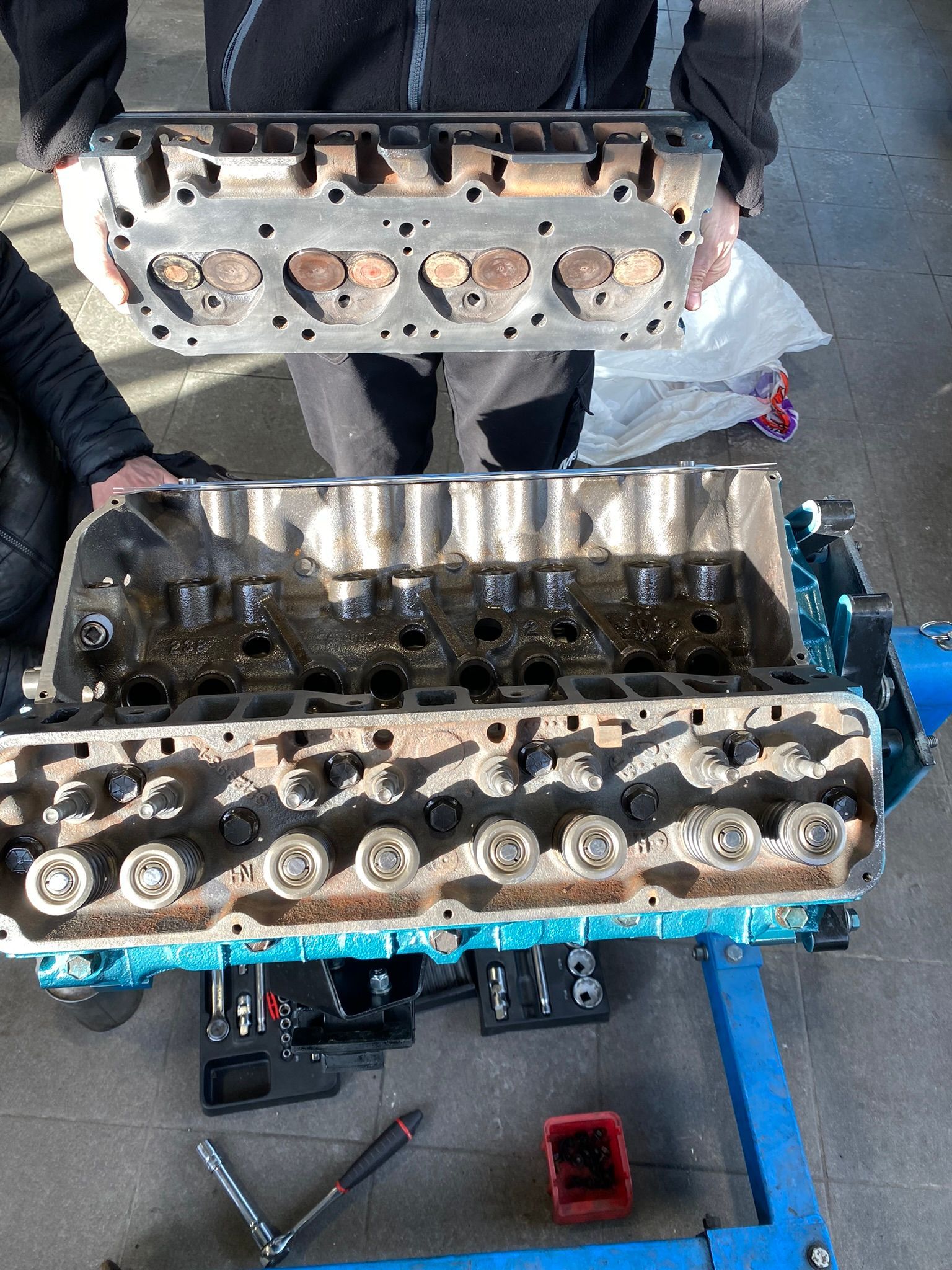 Un homme tient une culasse dans ses mains