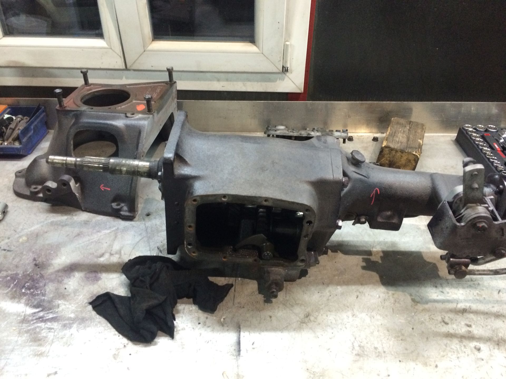 Un morceau de métal est posé sur une table à côté d’une fenêtre.