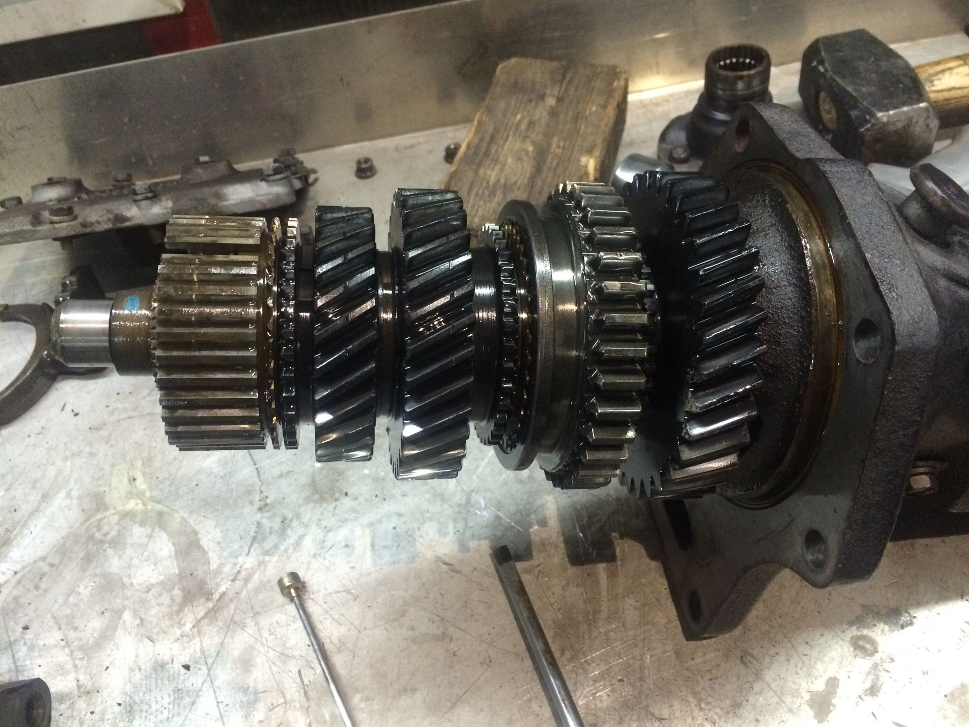 Un gros plan d'une boîte de vitesses sur une table