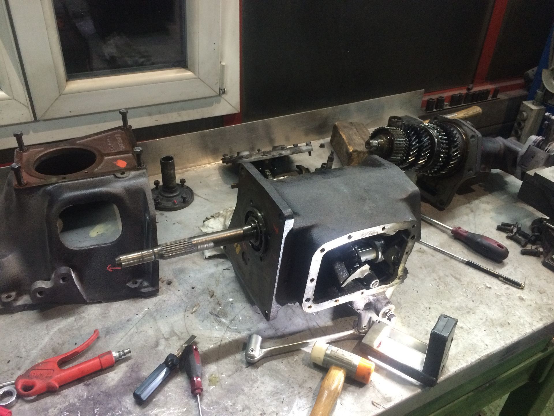 Une machine est travaillée sur une table avec des outils.