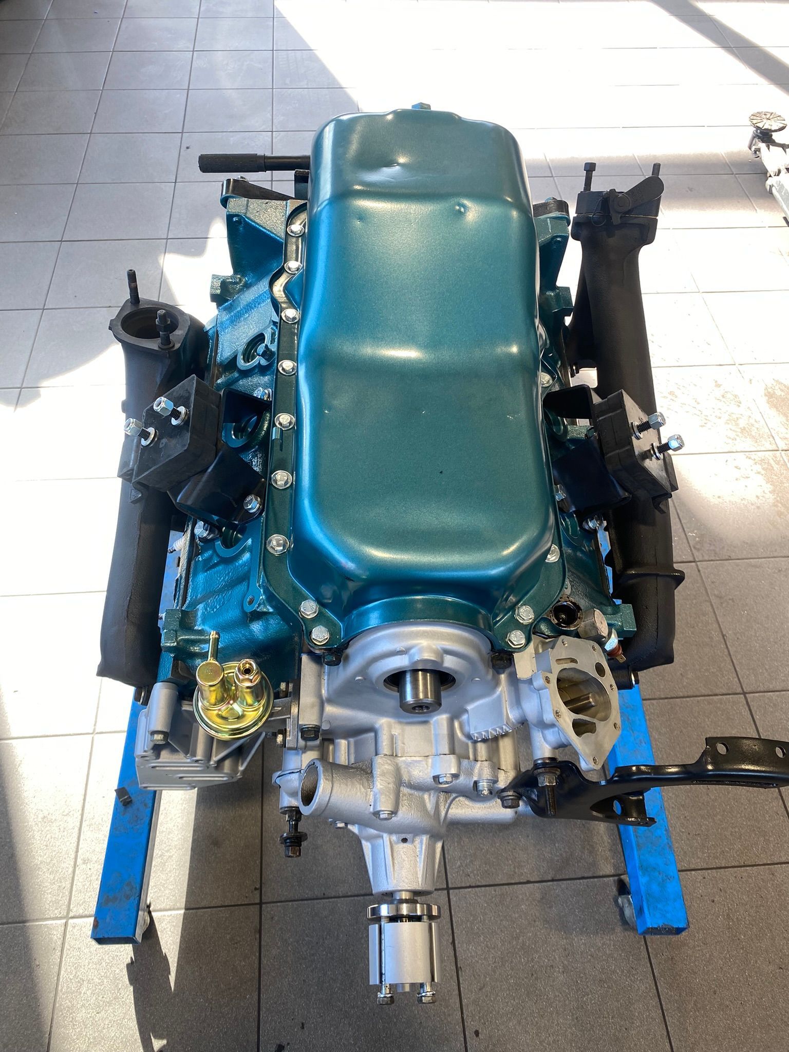 Un moteur bleu est posé sur un support bleu