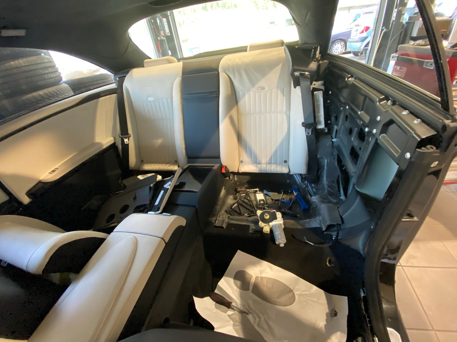 Les sièges arrière d'une voiture sont supprimés.