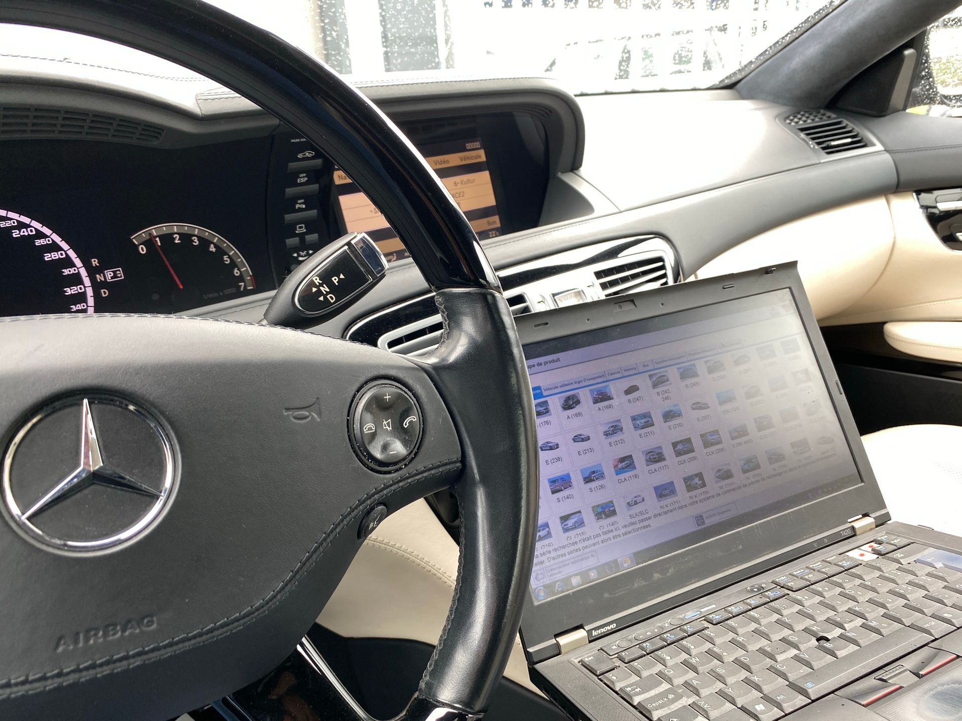 Une voiture Mercedes avec un ordinateur portable sur le volant