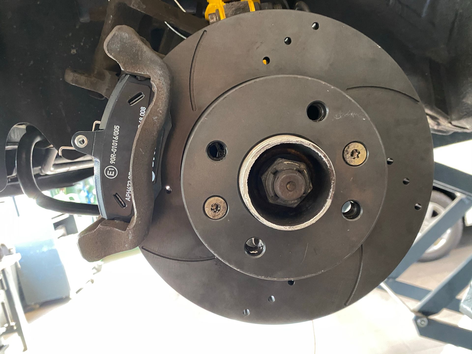 Un gros plan d'un disque de frein sur une voiture.